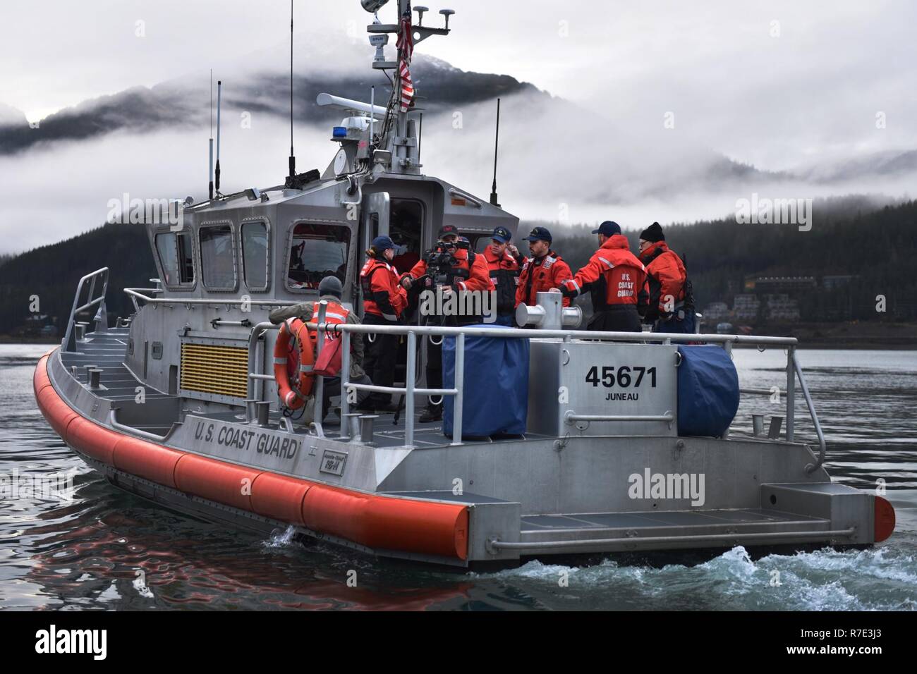 Eine Produktion Crew von Country Music Television zusammen mit der Coast Guard Station Juneau Crew an Bord einer Küstenwache 45-Fuß-Antwort Boat-Medium in Juneau, Alaska, Nov. 27, 2018 im Gange. Die Produktion Mannschaft filmte ein Segment im Dezember in die Luft. Us-Küstenwache Stockfoto