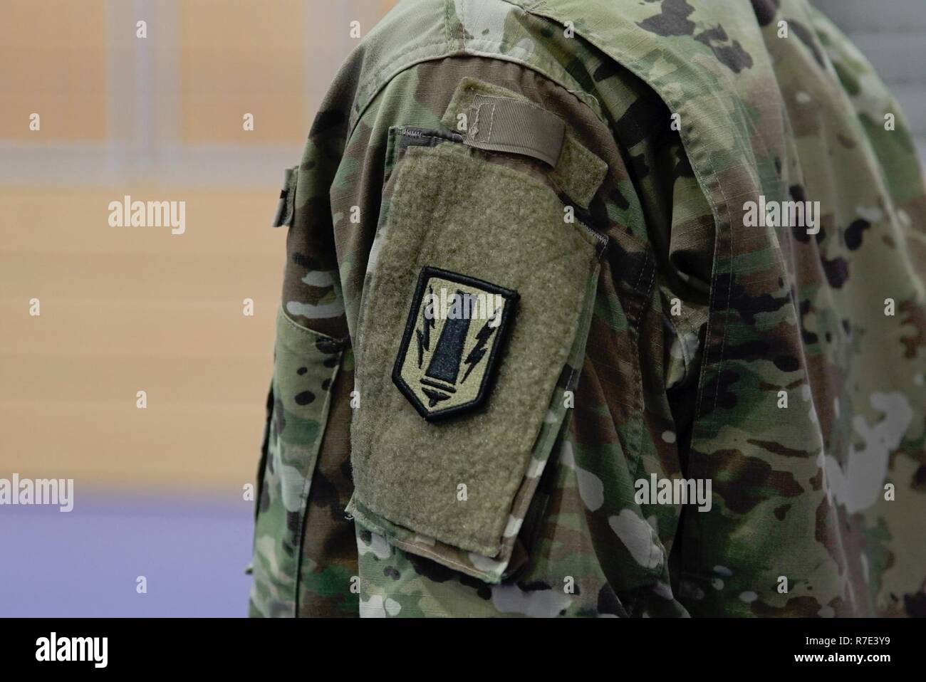 Ein US-Soldat in die 41St Field Artillery Brigade zugeordnet nimmt an einer Zeremonie in Grafenwöhr, Deutschland, November 30, 2018. Die 41 Field Artillery Bde. "Railgunners" ist die neue Einheit aktivieren in Grafenwöhr, Deutschland im Rahmen der Ausbildung Bereitschaft Autorität der 7th Army Training Befehl und wird noch lange geben - Bereich Precision Brände Funktionen für die US-Army in Europa. Stockfoto