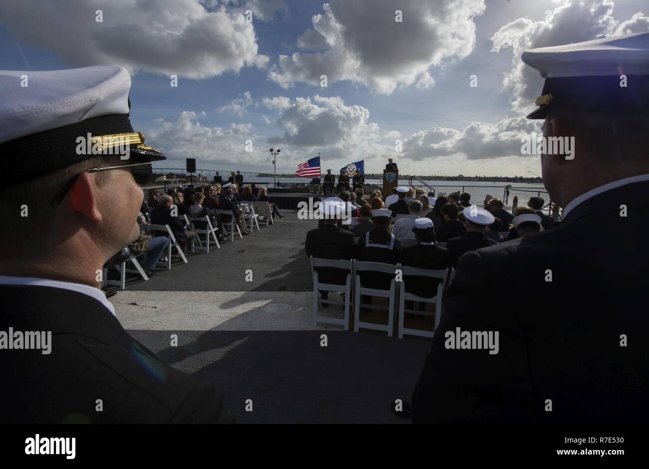 SAN DIEGO (Dec 1, 2018) Navy Sailors besuchen eine Änderung des Befehls Zeremonie für Carrier Stürmer Group (CSG) 15 Auf der USS Midway San Diego, Dez. 1, 2018. CSG 15 führt integrierte Ausbildung Flottenkommandanten mit Einsetzbaren combat ready maritime Kräfte zur Unterstützung der Global Operations zur Verfügung zu stellen. Stockfoto