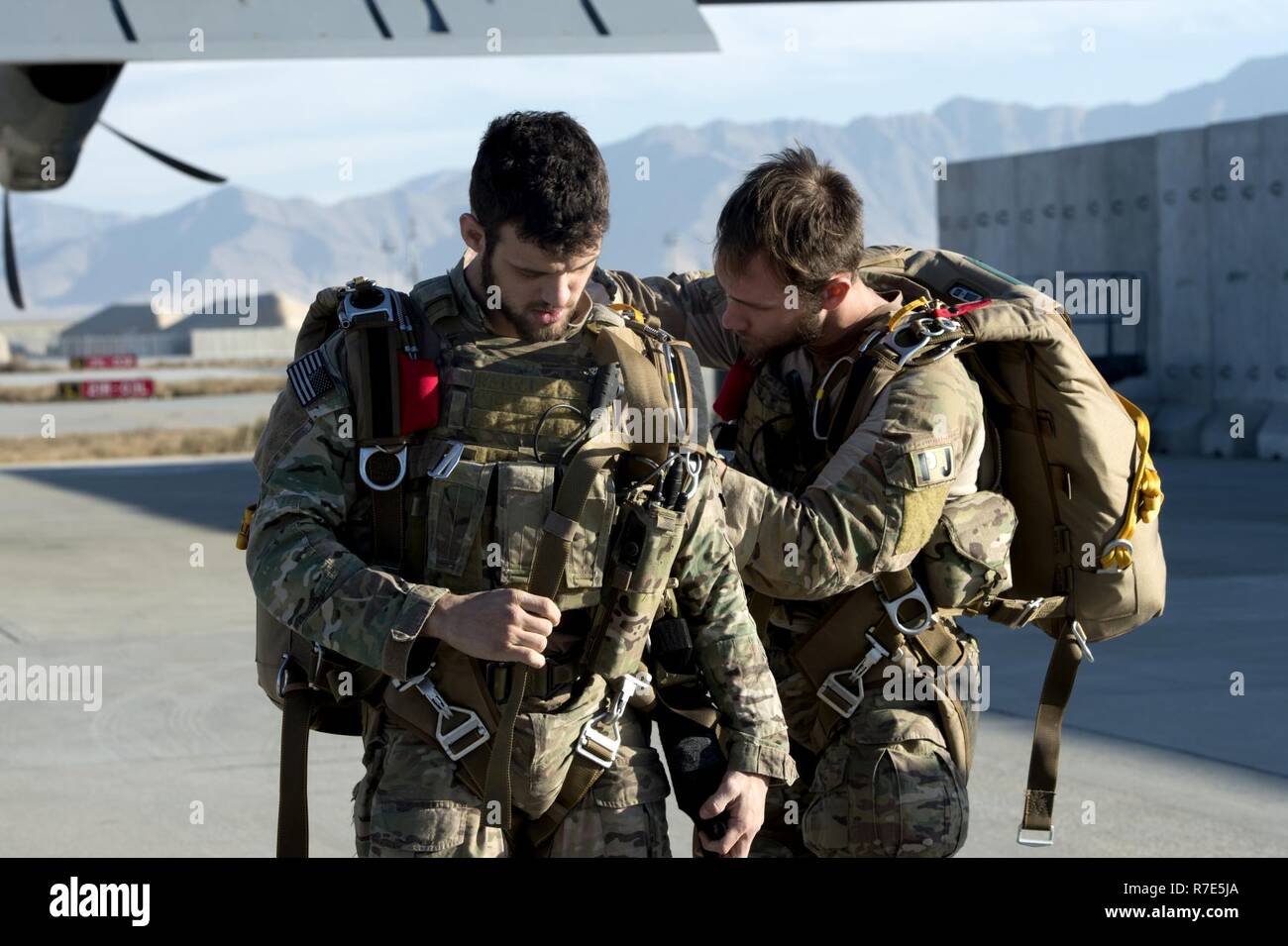 Die 83 Expeditionary Rescue Squadron am Flugplatz Bagram, Afghanistan durchgeführt springen Ausbildung Dez. 2, 2018. Diese Flieger Bahn während der Woche zu gewährleisten, wenn Sie aufgefordert werden, ihre Arbeit tun, jedes Mitglied der Mannschaft an ihrer Spitze durchführen können. Stockfoto