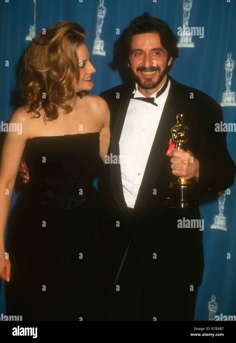 LOS ANGELES, Ca - 29. März: Schauspielerin Jodie Foster und Schauspieler Al Pacino die 65. jährlichen Academy Awards am 29. März 1993 teilnehmen im Dorothy Chandler Pavilion in Los Angeles, Kalifornien. Foto von Barry King/Alamy Stock Foto Stockfoto