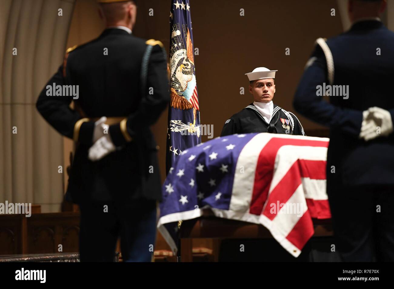 Us-Militär Mitglieder stand Guard über die Schatulle des ehemaligen Präsidenten George H.W. Bush bei St. Martin's Episcopal Kirche während der staatsbegräbnis in Houston, Texas, Dez. 5, 2018. Fast 4.000 militärische und zivile Personal aus über alle Niederlassungen der US-Streitkräfte, einschließlich der Reserve und der National Guard Komponenten, sofern zeremoniellen Unterstützung bei der Beerdigung von George H. W. Bush, der 41. Präsident der Vereinigten Staaten. Stockfoto