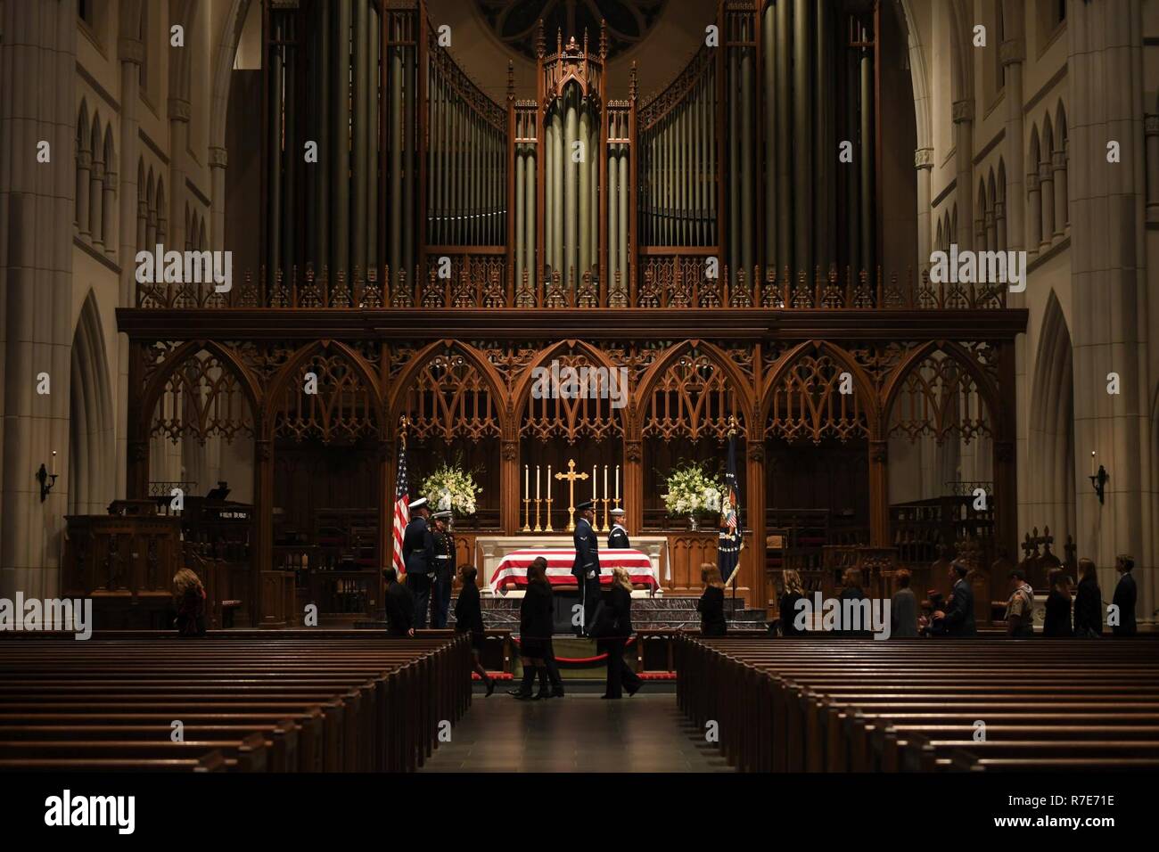 Öffentlichkeit geht durch die Schatulle des ehemaligen Präsidenten George H.W. Bush bei St. Martin's Episcopal Kirche während der staatsbegräbnis in Houston, Texas, Dez. 5, 2018. Fast 4.000 militärische und zivile Personal aus über alle Niederlassungen der US-Streitkräfte, einschließlich der Reserve und der National Guard Komponenten, sofern zeremoniellen Unterstützung bei der Beerdigung von George H. W. Bush, der 41. Präsident der Vereinigten Staaten. Stockfoto