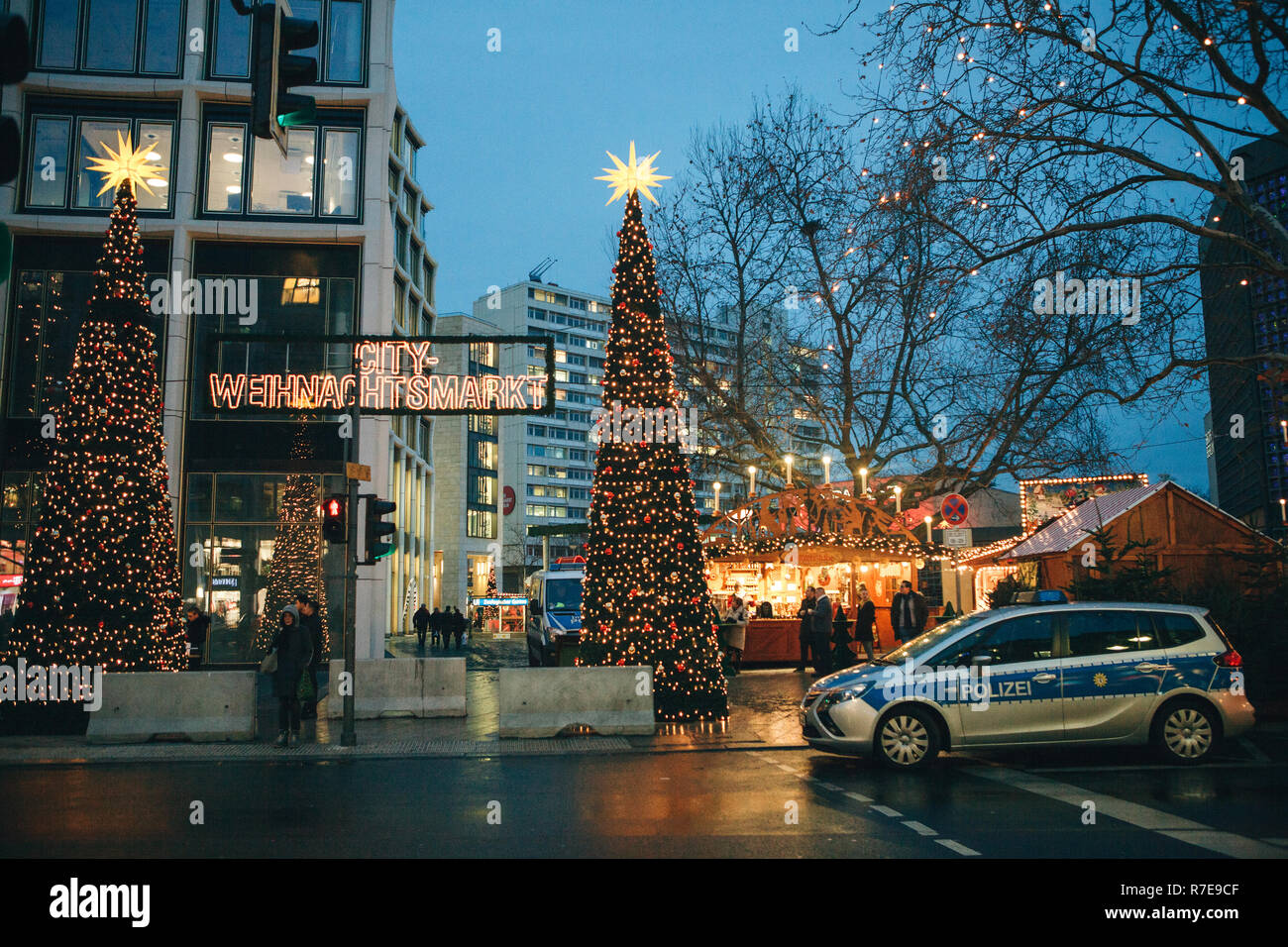 Berlin, den 25. Dezember 2017: Polizeifahrzeuge patrouillieren die Weihnachtsmarkt in Berlin. Schutz der öffentlichen Ordnung während der Feiertage. Stockfoto