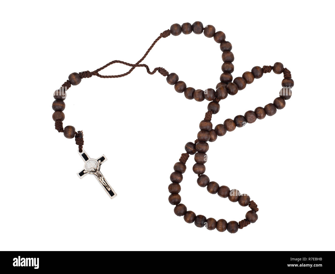 Rosenkranz isoliert auf weißem Hintergrund. Christian Kreuz, Kruzifix, Holzperlen. Stockfoto