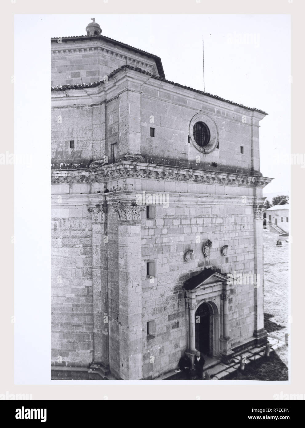 Marken Macerata Visso Santuario di Macereto, dies ist mein Italien, die italienische Land der visuellen Geschichte, Exterieur Fotos von Tempel und andere Gebäude in das Heiligtum komplex. Tempel ist im Stil von Bramante, sondern wurde von Giovanni Battista da Lugano konzipiert. Es gibt viele Fotos von den äußeren architektonischen Details. Innenraum Fotos zeigen die Gewölbe und Kuppel sowie die 'Tempietto" oder baldacchino im klassischen Stil, Unter der Kuppel steht. Stockfoto