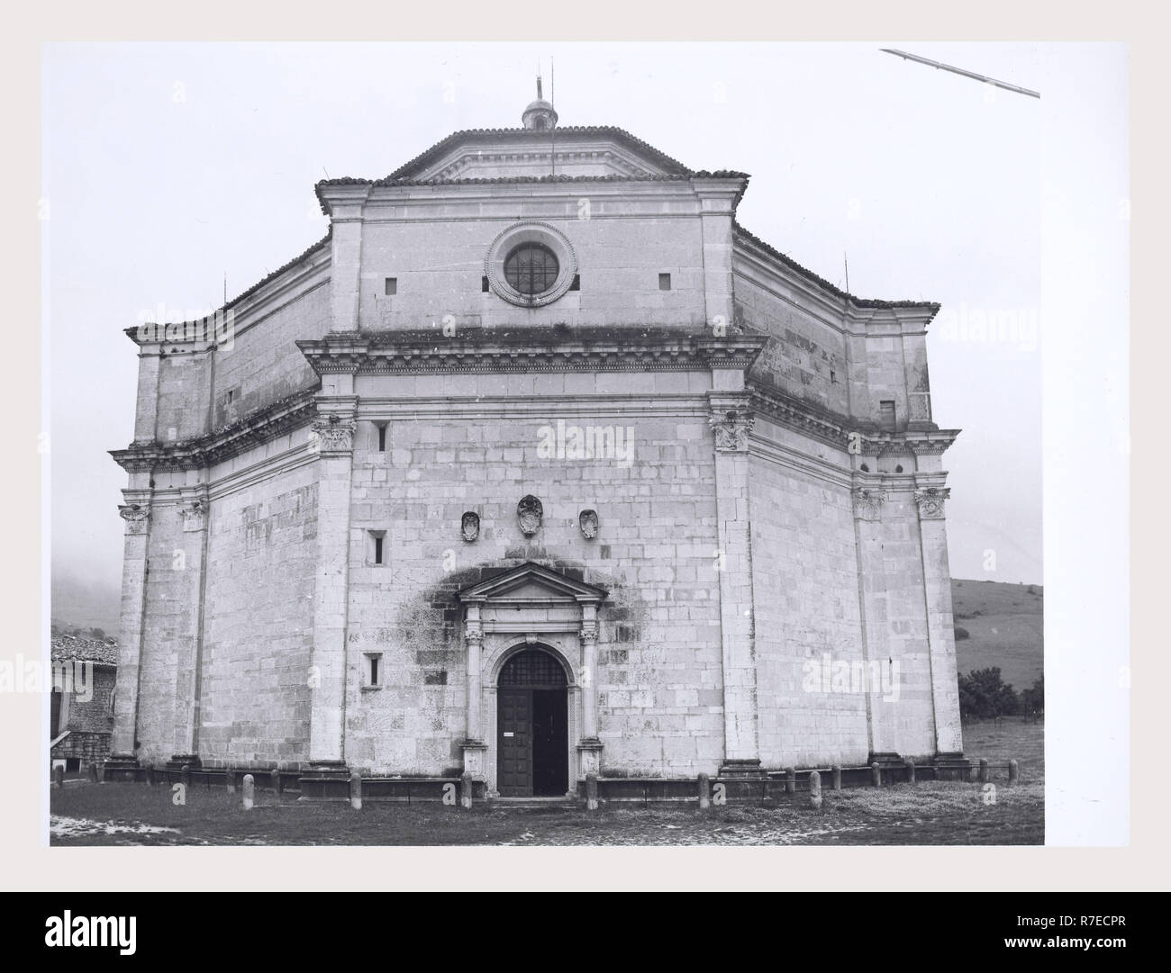 Marken Macerata Visso Santuario di Macereto, dies ist mein Italien, die italienische Land der visuellen Geschichte, Exterieur Fotos von Tempel und andere Gebäude in das Heiligtum komplex. Tempel ist im Stil von Bramante, sondern wurde von Giovanni Battista da Lugano konzipiert. Es gibt viele Fotos von den äußeren architektonischen Details. Innenraum Fotos zeigen die Gewölbe und Kuppel sowie die 'Tempietto" oder baldacchino im klassischen Stil, Unter der Kuppel steht. Stockfoto