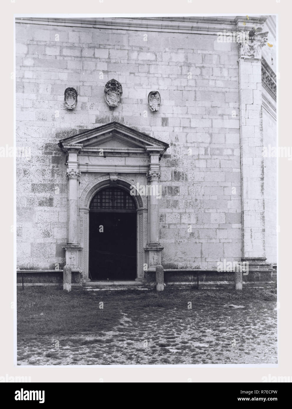 Marken Macerata Visso Santuario di Macereto, dies ist mein Italien, die italienische Land der visuellen Geschichte, Exterieur Fotos von Tempel und andere Gebäude in das Heiligtum komplex. Tempel ist im Stil von Bramante, sondern wurde von Giovanni Battista da Lugano konzipiert. Es gibt viele Fotos von den äußeren architektonischen Details. Innenraum Fotos zeigen die Gewölbe und Kuppel sowie die 'Tempietto" oder baldacchino im klassischen Stil, Unter der Kuppel steht. Stockfoto