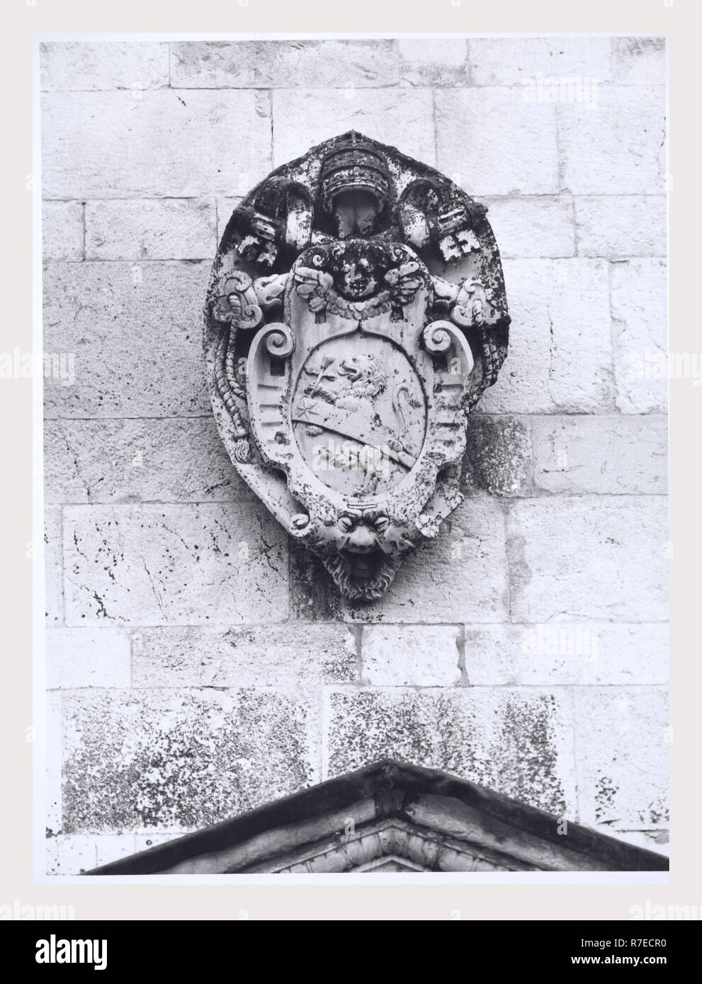 Marken Macerata Visso Santuario di Macereto, dies ist mein Italien, die italienische Land der visuellen Geschichte, Exterieur Fotos von Tempel und andere Gebäude in das Heiligtum komplex. Tempel ist im Stil von Bramante, sondern wurde von Giovanni Battista da Lugano konzipiert. Es gibt viele Fotos von den äußeren architektonischen Details. Innenraum Fotos zeigen die Gewölbe und Kuppel sowie die 'Tempietto" oder baldacchino im klassischen Stil, Unter der Kuppel steht. Stockfoto