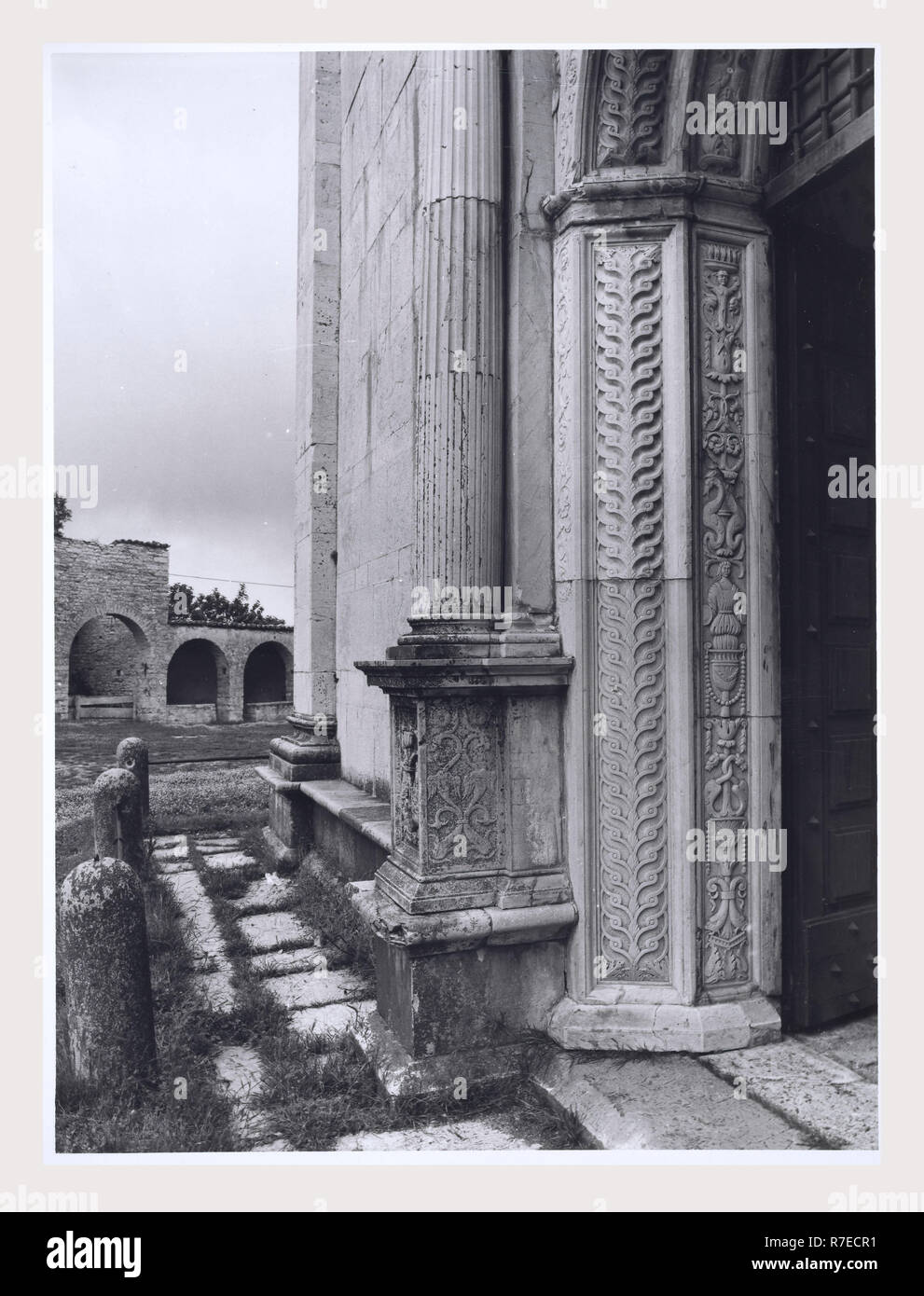 Marken Macerata Visso Santuario di Macereto, dies ist mein Italien, die italienische Land der visuellen Geschichte, Exterieur Fotos von Tempel und andere Gebäude in das Heiligtum komplex. Tempel ist im Stil von Bramante, sondern wurde von Giovanni Battista da Lugano konzipiert. Es gibt viele Fotos von den äußeren architektonischen Details. Innenraum Fotos zeigen die Gewölbe und Kuppel sowie die 'Tempietto" oder baldacchino im klassischen Stil, Unter der Kuppel steht. Stockfoto