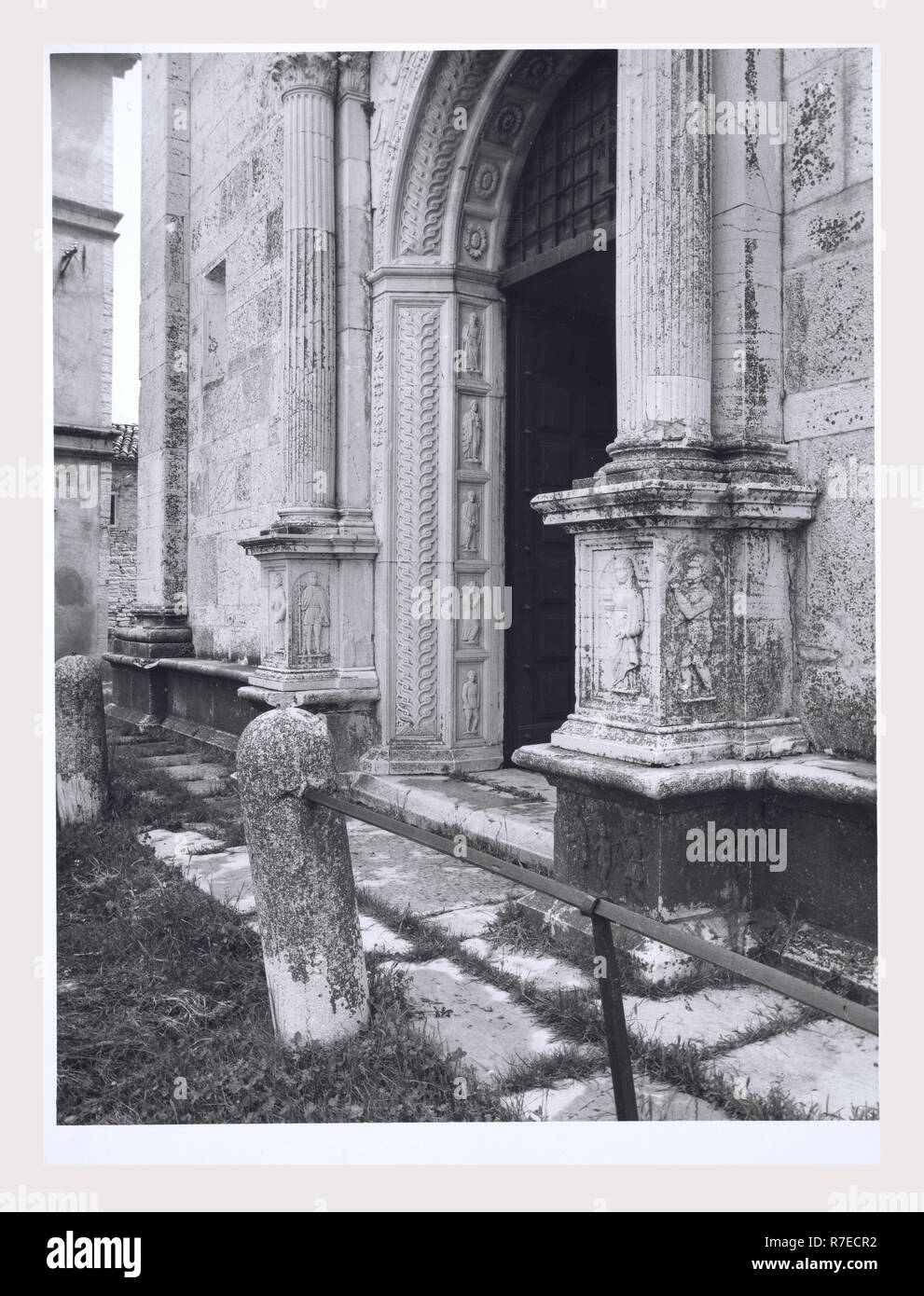 Marken Macerata Visso Santuario di Macereto, dies ist mein Italien, die italienische Land der visuellen Geschichte, Exterieur Fotos von Tempel und andere Gebäude in das Heiligtum komplex. Tempel ist im Stil von Bramante, sondern wurde von Giovanni Battista da Lugano konzipiert. Es gibt viele Fotos von den äußeren architektonischen Details. Innenraum Fotos zeigen die Gewölbe und Kuppel sowie die 'Tempietto" oder baldacchino im klassischen Stil, Unter der Kuppel steht. Stockfoto