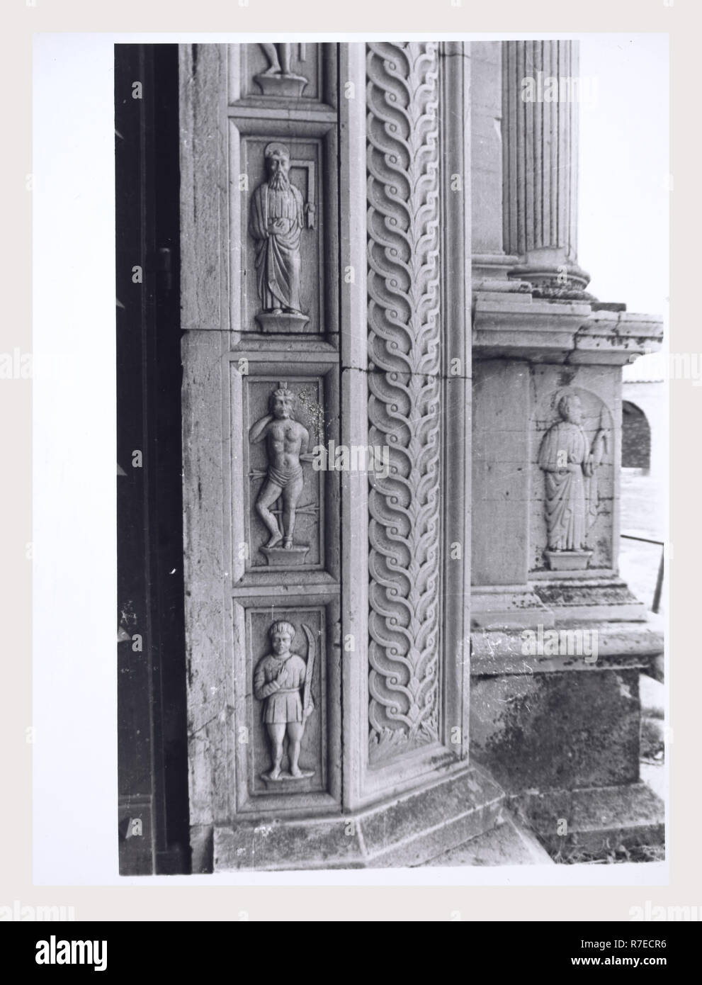 Marken Macerata Visso Santuario di Macereto, dies ist mein Italien, die italienische Land der visuellen Geschichte, Exterieur Fotos von Tempel und andere Gebäude in das Heiligtum komplex. Tempel ist im Stil von Bramante, sondern wurde von Giovanni Battista da Lugano konzipiert. Es gibt viele Fotos von den äußeren architektonischen Details. Innenraum Fotos zeigen die Gewölbe und Kuppel sowie die 'Tempietto" oder baldacchino im klassischen Stil, Unter der Kuppel steht. Stockfoto