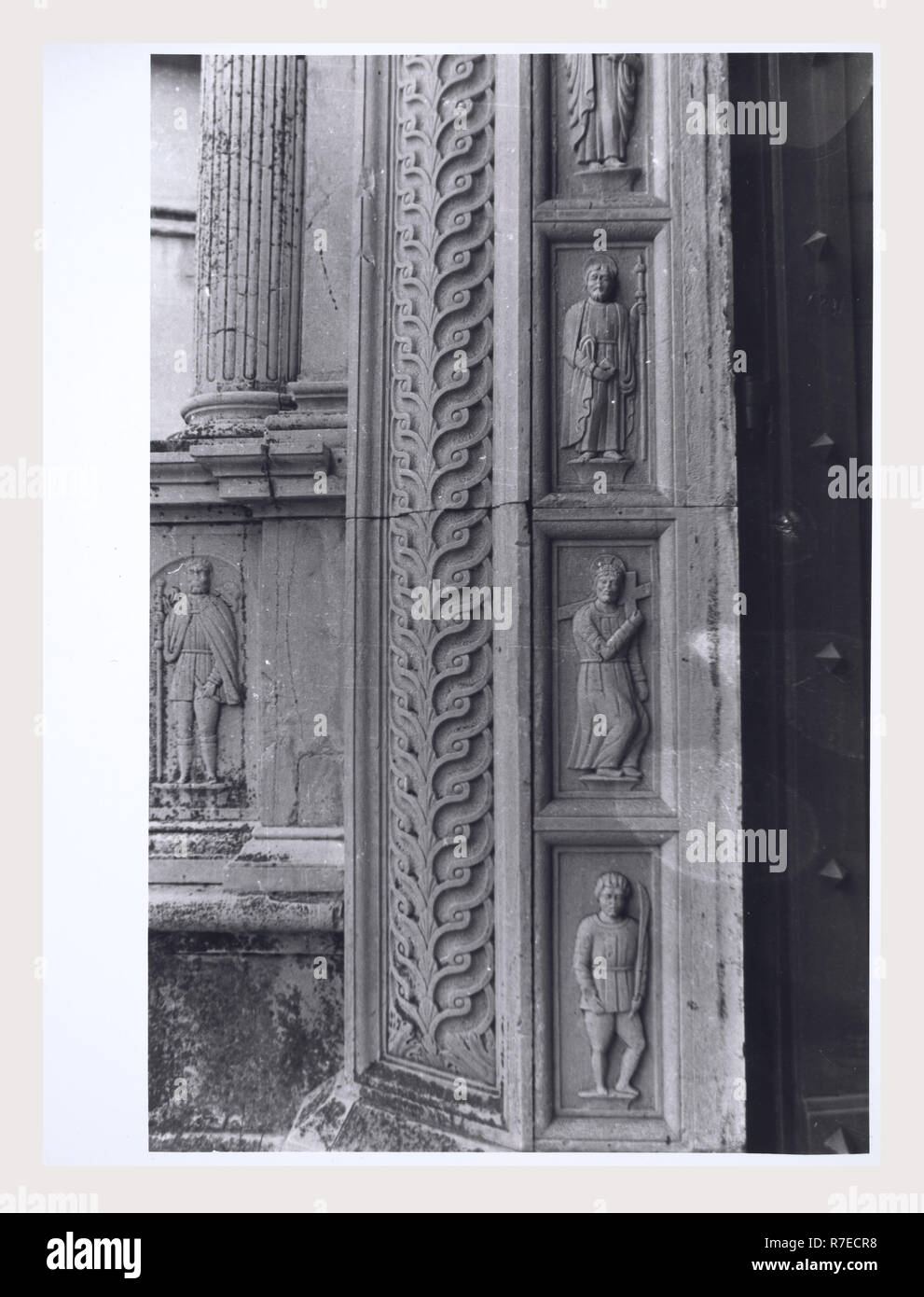 Marken Macerata Visso Santuario di Macereto, dies ist mein Italien, die italienische Land der visuellen Geschichte, Exterieur Fotos von Tempel und andere Gebäude in das Heiligtum komplex. Tempel ist im Stil von Bramante, sondern wurde von Giovanni Battista da Lugano konzipiert. Es gibt viele Fotos von den äußeren architektonischen Details. Innenraum Fotos zeigen die Gewölbe und Kuppel sowie die 'Tempietto" oder baldacchino im klassischen Stil, Unter der Kuppel steht. Stockfoto