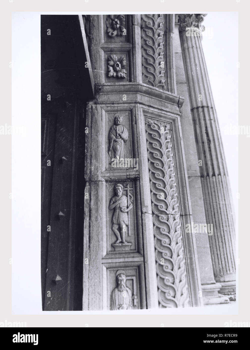 Marken Macerata Visso Santuario di Macereto, dies ist mein Italien, die italienische Land der visuellen Geschichte, Exterieur Fotos von Tempel und andere Gebäude in das Heiligtum komplex. Tempel ist im Stil von Bramante, sondern wurde von Giovanni Battista da Lugano konzipiert. Es gibt viele Fotos von den äußeren architektonischen Details. Innenraum Fotos zeigen die Gewölbe und Kuppel sowie die 'Tempietto" oder baldacchino im klassischen Stil, Unter der Kuppel steht. Stockfoto