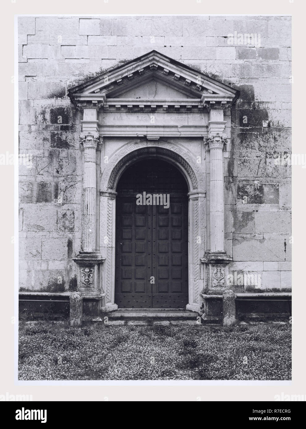 Marken Macerata Visso Santuario di Macereto, dies ist mein Italien, die italienische Land der visuellen Geschichte, Exterieur Fotos von Tempel und andere Gebäude in das Heiligtum komplex. Tempel ist im Stil von Bramante, sondern wurde von Giovanni Battista da Lugano konzipiert. Es gibt viele Fotos von den äußeren architektonischen Details. Innenraum Fotos zeigen die Gewölbe und Kuppel sowie die 'Tempietto" oder baldacchino im klassischen Stil, Unter der Kuppel steht. Stockfoto