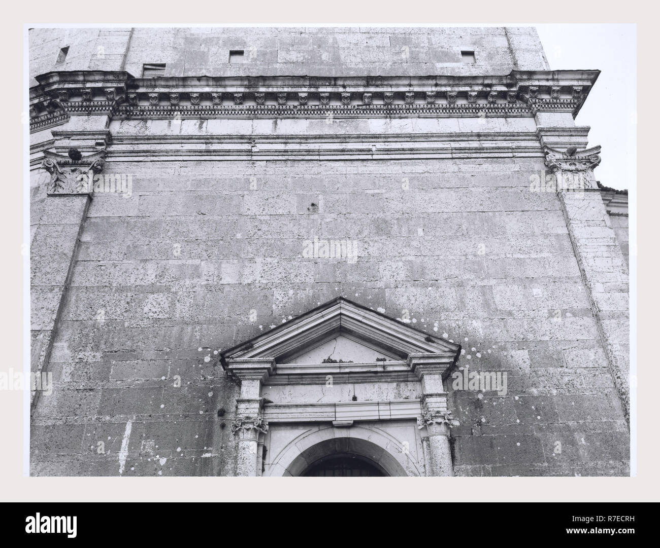 Marken Macerata Visso Santuario di Macereto, dies ist mein Italien, die italienische Land der visuellen Geschichte, Exterieur Fotos von Tempel und andere Gebäude in das Heiligtum komplex. Tempel ist im Stil von Bramante, sondern wurde von Giovanni Battista da Lugano konzipiert. Es gibt viele Fotos von den äußeren architektonischen Details. Innenraum Fotos zeigen die Gewölbe und Kuppel sowie die 'Tempietto" oder baldacchino im klassischen Stil, Unter der Kuppel steht. Stockfoto
