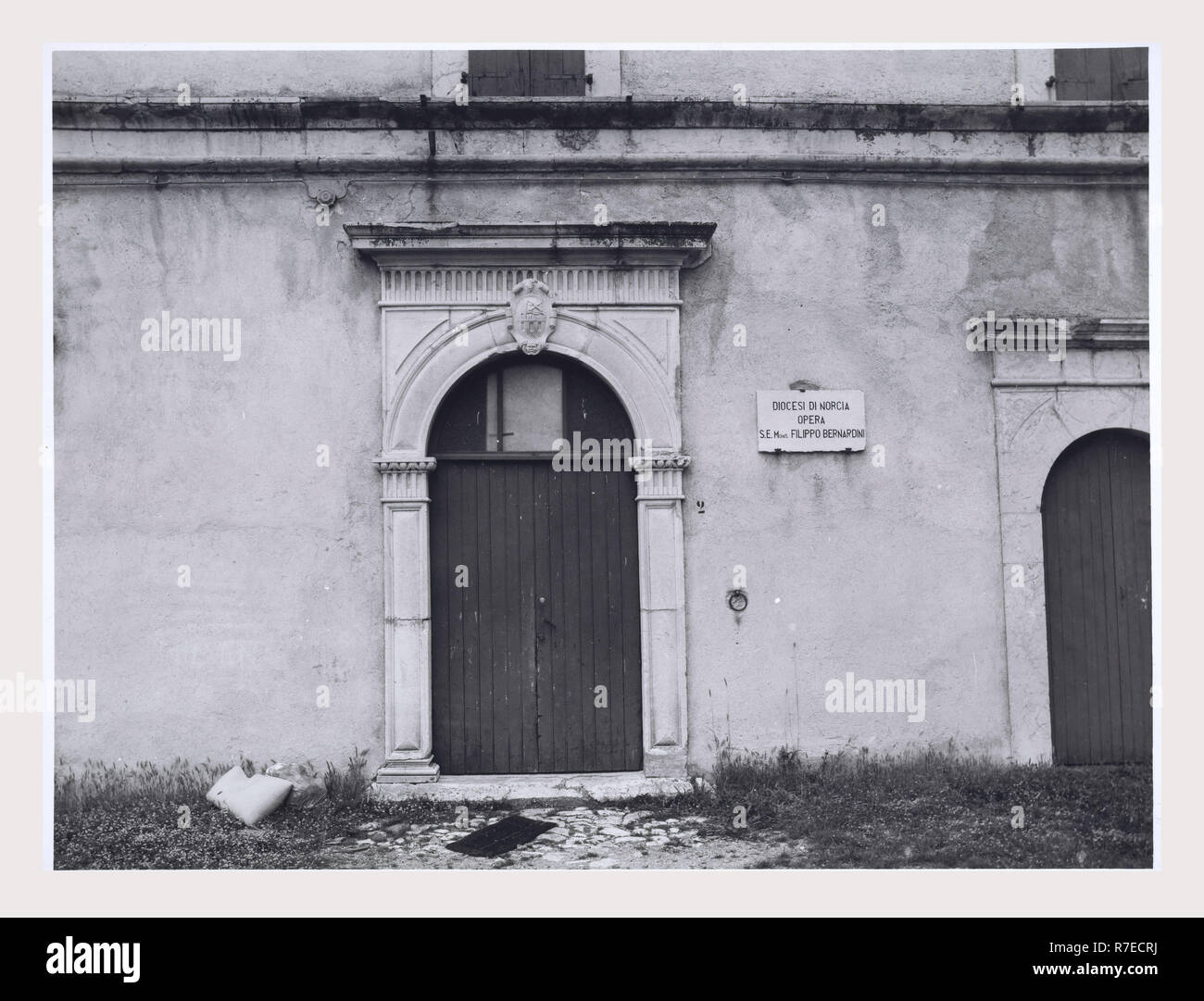Marken Macerata Visso Santuario di Macereto, dies ist mein Italien, die italienische Land der visuellen Geschichte, Exterieur Fotos von Tempel und andere Gebäude in das Heiligtum komplex. Tempel ist im Stil von Bramante, sondern wurde von Giovanni Battista da Lugano konzipiert. Es gibt viele Fotos von den äußeren architektonischen Details. Innenraum Fotos zeigen die Gewölbe und Kuppel sowie die 'Tempietto" oder baldacchino im klassischen Stil, Unter der Kuppel steht. Stockfoto