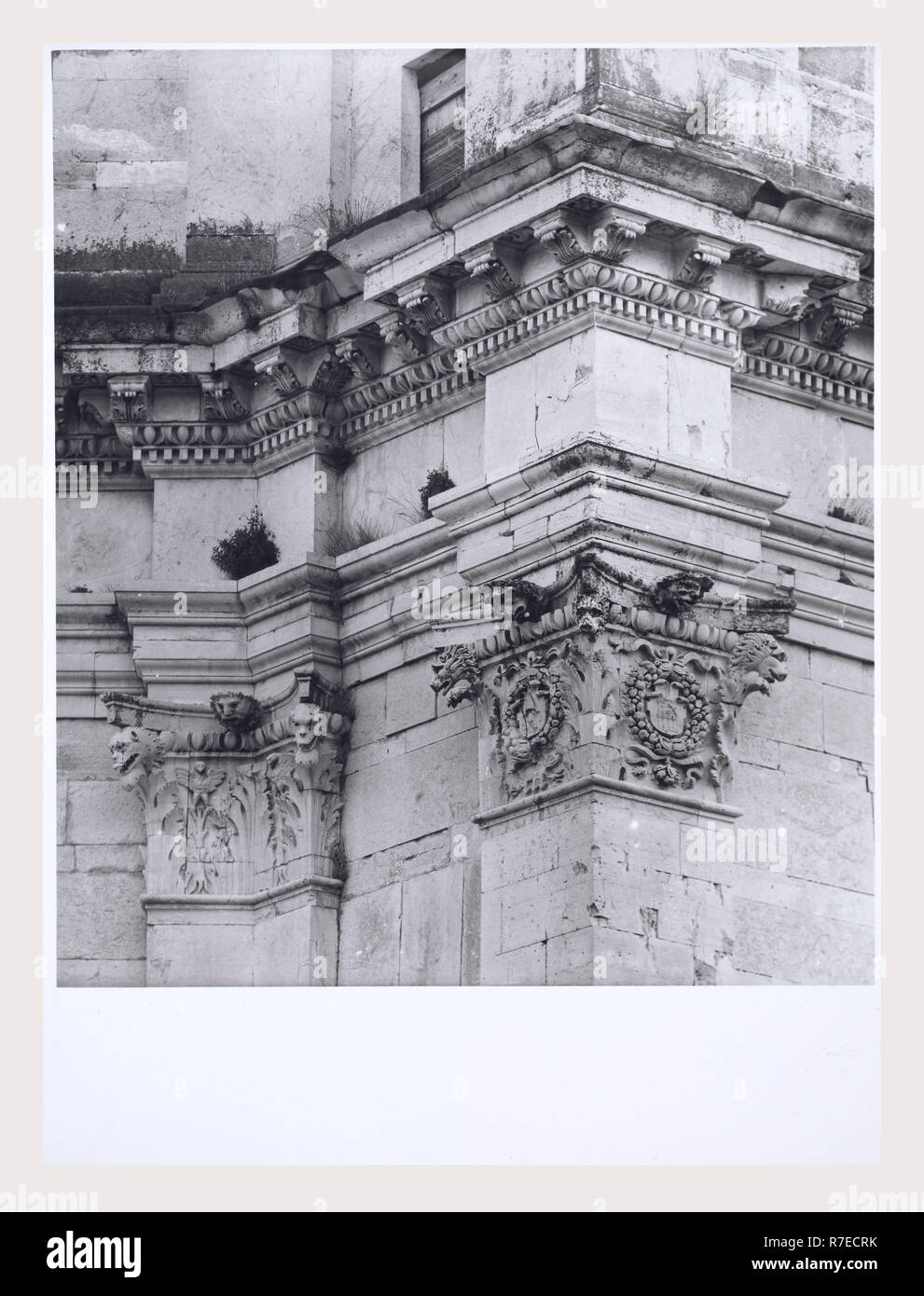 Marken Macerata Visso Santuario di Macereto, dies ist mein Italien, die italienische Land der visuellen Geschichte, Exterieur Fotos von Tempel und andere Gebäude in das Heiligtum komplex. Tempel ist im Stil von Bramante, sondern wurde von Giovanni Battista da Lugano konzipiert. Es gibt viele Fotos von den äußeren architektonischen Details. Innenraum Fotos zeigen die Gewölbe und Kuppel sowie die 'Tempietto" oder baldacchino im klassischen Stil, Unter der Kuppel steht. Stockfoto