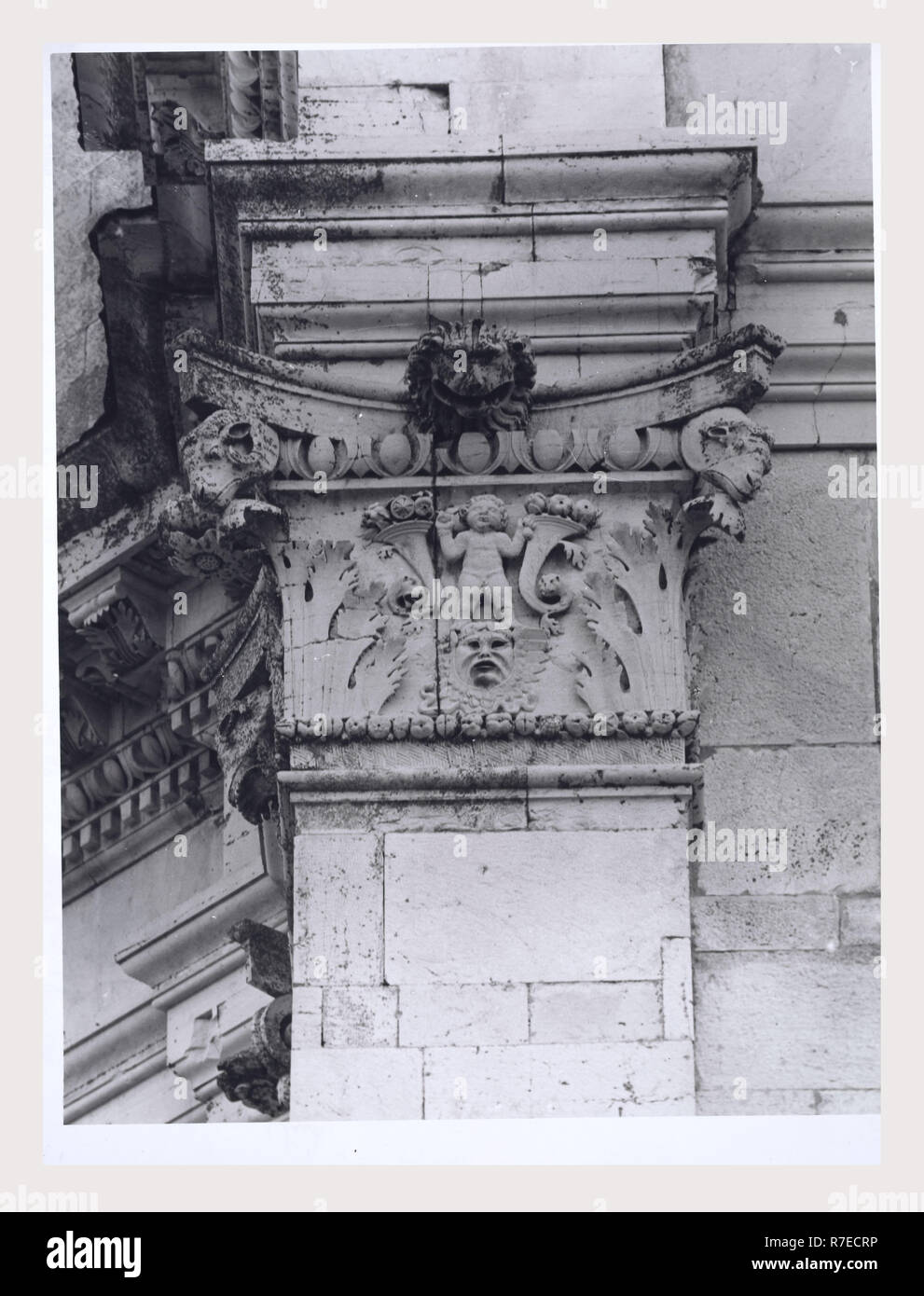 Marken Macerata Visso Santuario di Macereto, dies ist mein Italien, die italienische Land der visuellen Geschichte, Exterieur Fotos von Tempel und andere Gebäude in das Heiligtum komplex. Tempel ist im Stil von Bramante, sondern wurde von Giovanni Battista da Lugano konzipiert. Es gibt viele Fotos von den äußeren architektonischen Details. Innenraum Fotos zeigen die Gewölbe und Kuppel sowie die 'Tempietto" oder baldacchino im klassischen Stil, Unter der Kuppel steht. Stockfoto