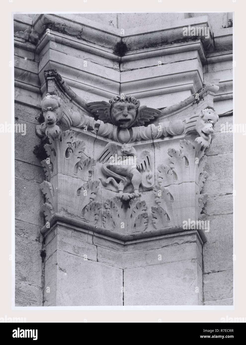 Marken Macerata Visso Santuario di Macereto, dies ist mein Italien, die italienische Land der visuellen Geschichte, Exterieur Fotos von Tempel und andere Gebäude in das Heiligtum komplex. Tempel ist im Stil von Bramante, sondern wurde von Giovanni Battista da Lugano konzipiert. Es gibt viele Fotos von den äußeren architektonischen Details. Innenraum Fotos zeigen die Gewölbe und Kuppel sowie die 'Tempietto" oder baldacchino im klassischen Stil, Unter der Kuppel steht. Stockfoto