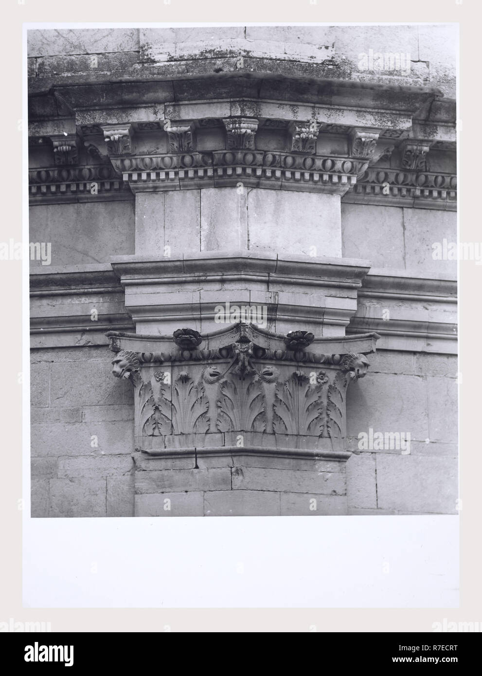 Marken Macerata Visso Santuario di Macereto, dies ist mein Italien, die italienische Land der visuellen Geschichte, Exterieur Fotos von Tempel und andere Gebäude in das Heiligtum komplex. Tempel ist im Stil von Bramante, sondern wurde von Giovanni Battista da Lugano konzipiert. Es gibt viele Fotos von den äußeren architektonischen Details. Innenraum Fotos zeigen die Gewölbe und Kuppel sowie die 'Tempietto" oder baldacchino im klassischen Stil, Unter der Kuppel steht. Stockfoto