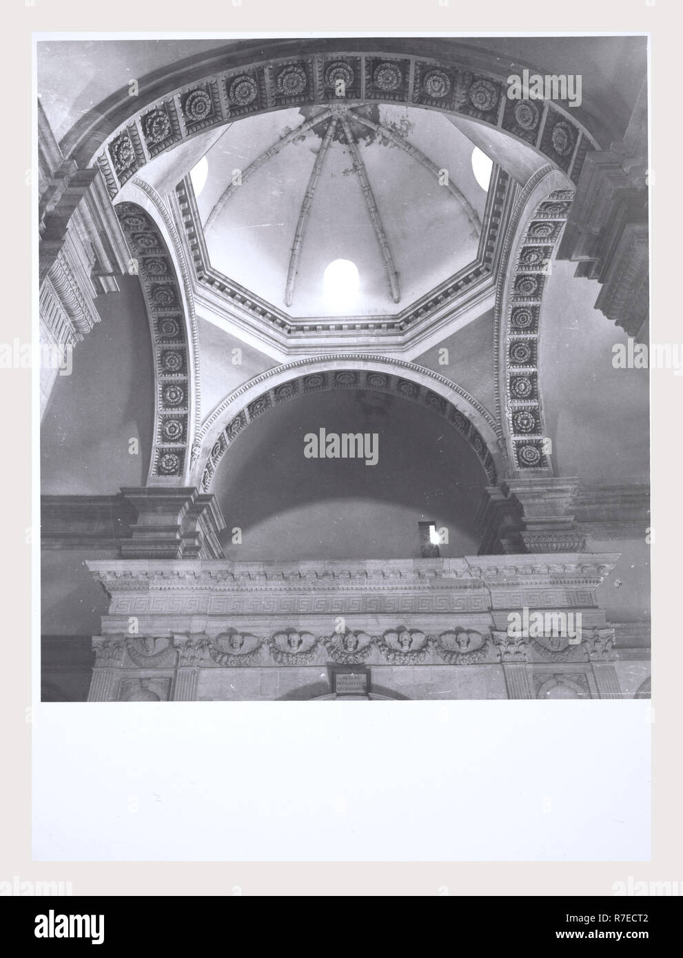 Marken Macerata Visso Santuario di Macereto, dies ist mein Italien, die italienische Land der visuellen Geschichte, Exterieur Fotos von Tempel und andere Gebäude in das Heiligtum komplex. Tempel ist im Stil von Bramante, sondern wurde von Giovanni Battista da Lugano konzipiert. Es gibt viele Fotos von den äußeren architektonischen Details. Innenraum Fotos zeigen die Gewölbe und Kuppel sowie die 'Tempietto" oder baldacchino im klassischen Stil, Unter der Kuppel steht. Stockfoto