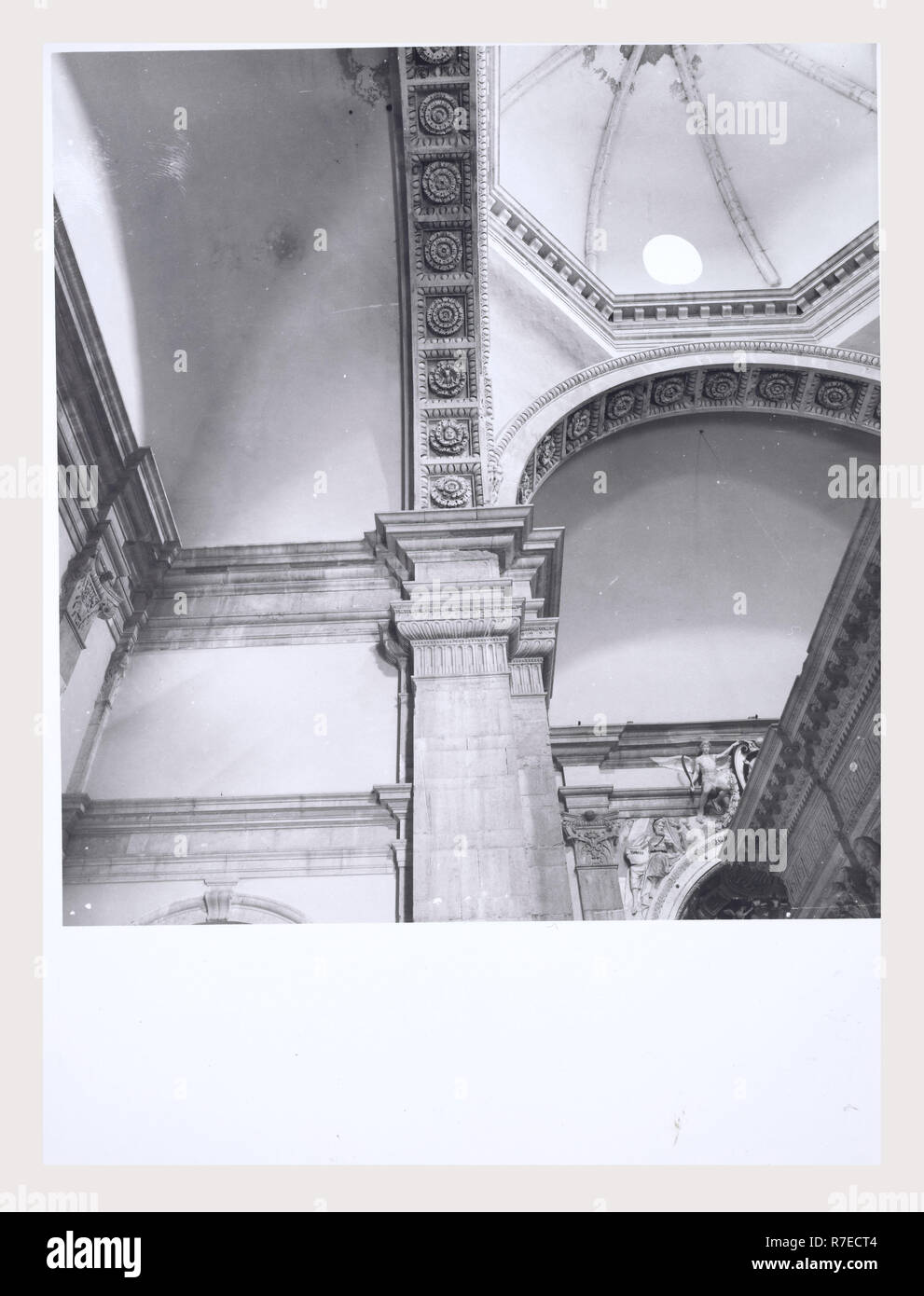 Marken Macerata Visso Santuario di Macereto, dies ist mein Italien, die italienische Land der visuellen Geschichte, Exterieur Fotos von Tempel und andere Gebäude in das Heiligtum komplex. Tempel ist im Stil von Bramante, sondern wurde von Giovanni Battista da Lugano konzipiert. Es gibt viele Fotos von den äußeren architektonischen Details. Innenraum Fotos zeigen die Gewölbe und Kuppel sowie die 'Tempietto" oder baldacchino im klassischen Stil, Unter der Kuppel steht. Stockfoto