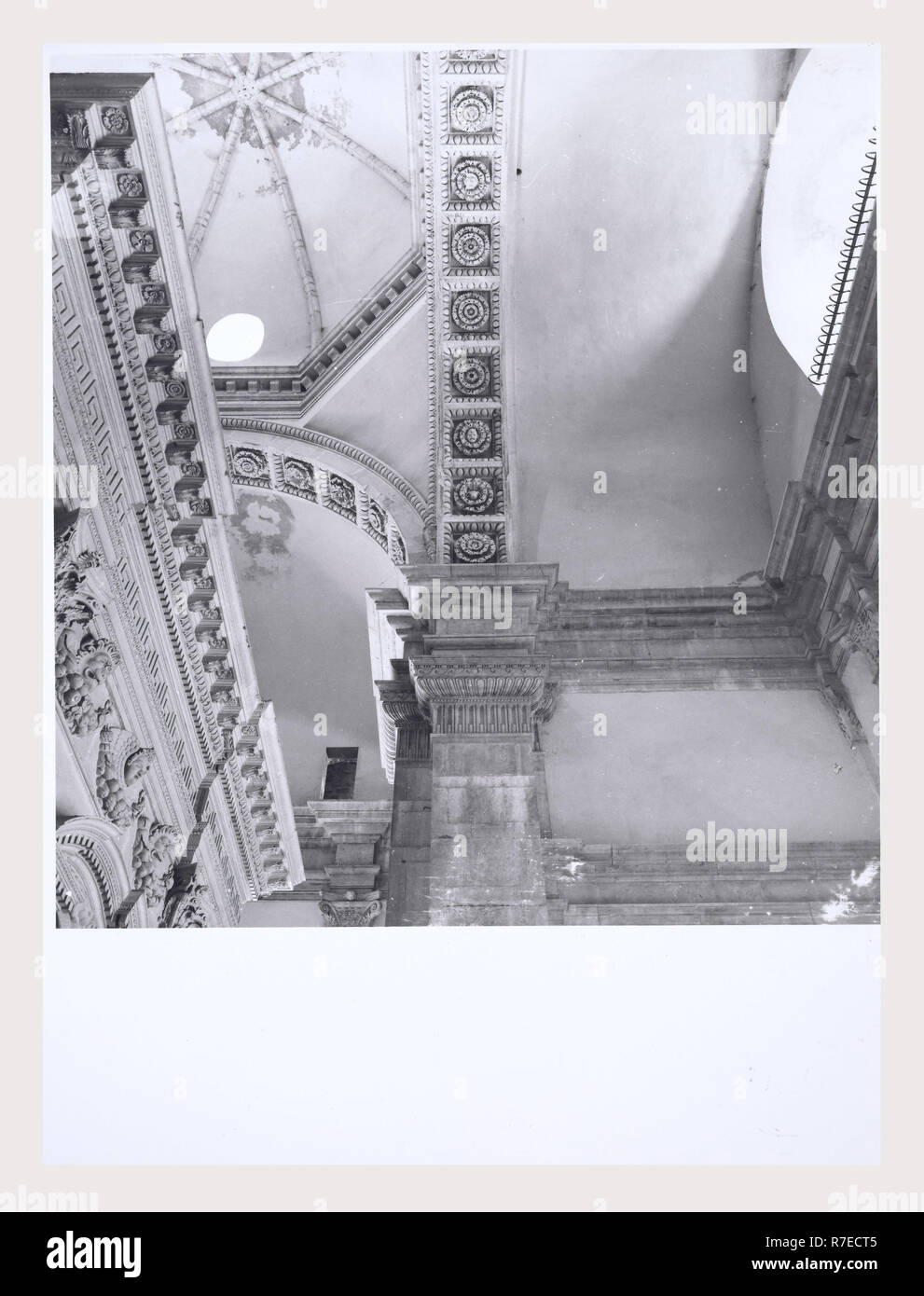 Marken Macerata Visso Santuario di Macereto, dies ist mein Italien, die italienische Land der visuellen Geschichte, Exterieur Fotos von Tempel und andere Gebäude in das Heiligtum komplex. Tempel ist im Stil von Bramante, sondern wurde von Giovanni Battista da Lugano konzipiert. Es gibt viele Fotos von den äußeren architektonischen Details. Innenraum Fotos zeigen die Gewölbe und Kuppel sowie die 'Tempietto" oder baldacchino im klassischen Stil, Unter der Kuppel steht. Stockfoto