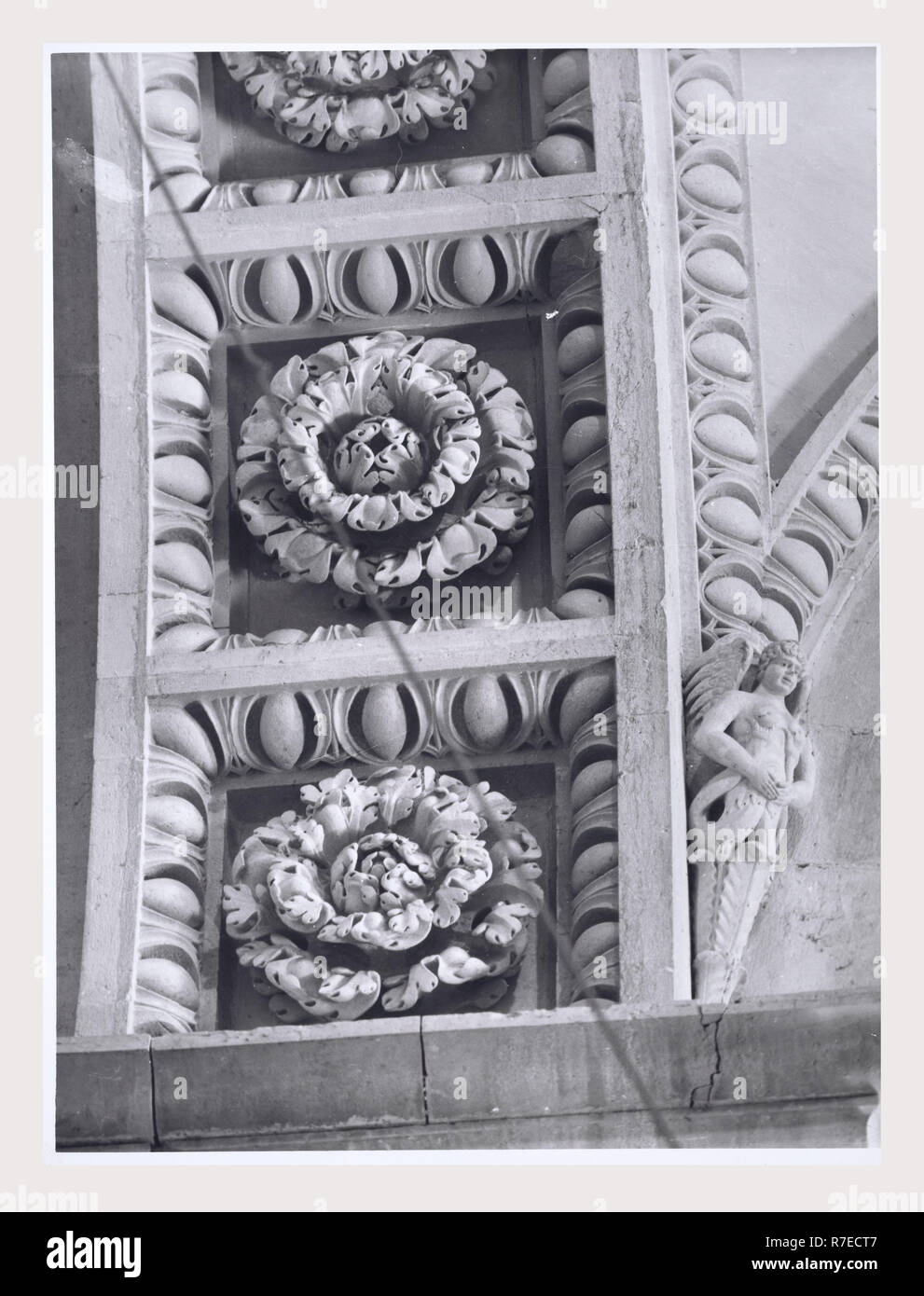 Marken Macerata Visso Santuario di Macereto, dies ist mein Italien, die italienische Land der visuellen Geschichte, Exterieur Fotos von Tempel und andere Gebäude in das Heiligtum komplex. Tempel ist im Stil von Bramante, sondern wurde von Giovanni Battista da Lugano konzipiert. Es gibt viele Fotos von den äußeren architektonischen Details. Innenraum Fotos zeigen die Gewölbe und Kuppel sowie die 'Tempietto" oder baldacchino im klassischen Stil, Unter der Kuppel steht. Stockfoto