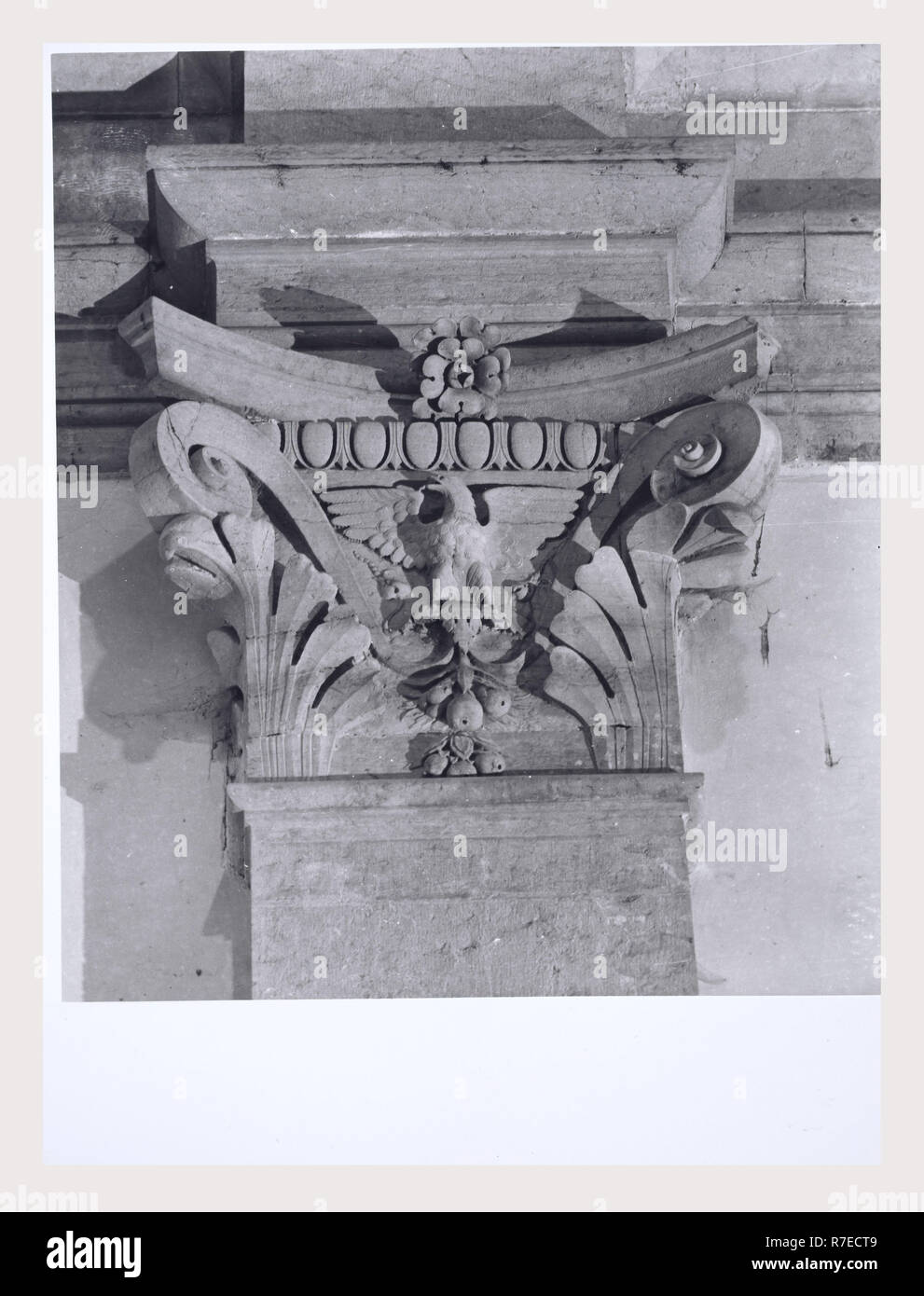 Marken Macerata Visso Santuario di Macereto, dies ist mein Italien, die italienische Land der visuellen Geschichte, Exterieur Fotos von Tempel und andere Gebäude in das Heiligtum komplex. Tempel ist im Stil von Bramante, sondern wurde von Giovanni Battista da Lugano konzipiert. Es gibt viele Fotos von den äußeren architektonischen Details. Innenraum Fotos zeigen die Gewölbe und Kuppel sowie die 'Tempietto" oder baldacchino im klassischen Stil, Unter der Kuppel steht. Stockfoto