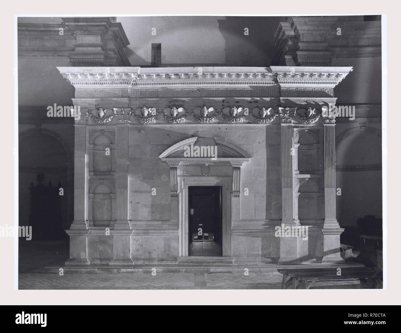 Marken Macerata Visso Santuario di Macereto, dies ist mein Italien, die italienische Land der visuellen Geschichte, Exterieur Fotos von Tempel und andere Gebäude in das Heiligtum komplex. Tempel ist im Stil von Bramante, sondern wurde von Giovanni Battista da Lugano konzipiert. Es gibt viele Fotos von den äußeren architektonischen Details. Innenraum Fotos zeigen die Gewölbe und Kuppel sowie die 'Tempietto" oder baldacchino im klassischen Stil, Unter der Kuppel steht. Stockfoto