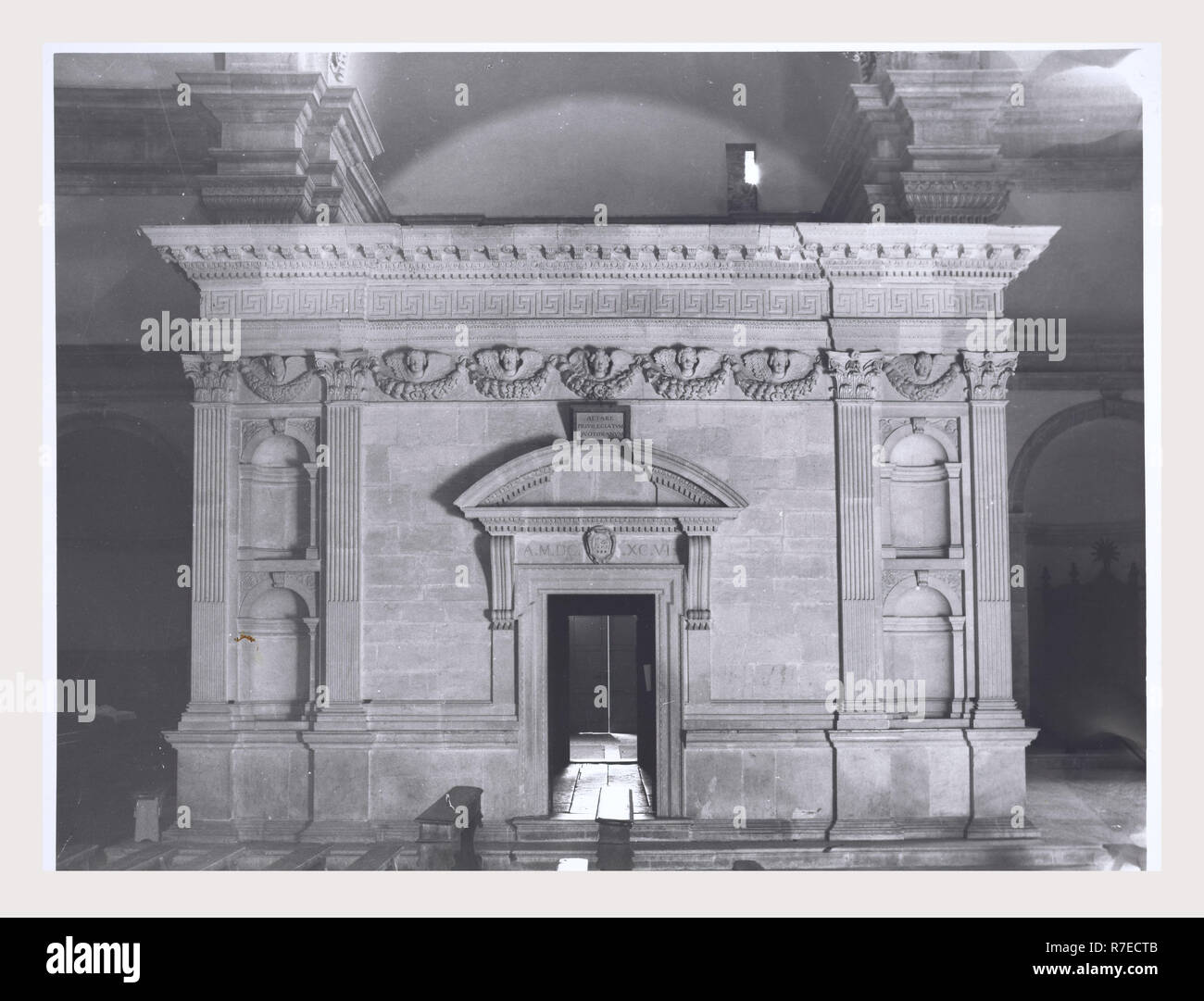 Marken Macerata Visso Santuario di Macereto, dies ist mein Italien, die italienische Land der visuellen Geschichte, Exterieur Fotos von Tempel und andere Gebäude in das Heiligtum komplex. Tempel ist im Stil von Bramante, sondern wurde von Giovanni Battista da Lugano konzipiert. Es gibt viele Fotos von den äußeren architektonischen Details. Innenraum Fotos zeigen die Gewölbe und Kuppel sowie die 'Tempietto" oder baldacchino im klassischen Stil, Unter der Kuppel steht. Stockfoto