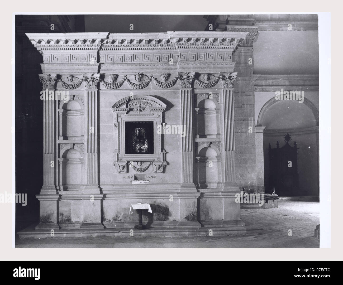 Marken Macerata Visso Santuario di Macereto, dies ist mein Italien, die italienische Land der visuellen Geschichte, Exterieur Fotos von Tempel und andere Gebäude in das Heiligtum komplex. Tempel ist im Stil von Bramante, sondern wurde von Giovanni Battista da Lugano konzipiert. Es gibt viele Fotos von den äußeren architektonischen Details. Innenraum Fotos zeigen die Gewölbe und Kuppel sowie die 'Tempietto" oder baldacchino im klassischen Stil, Unter der Kuppel steht. Stockfoto