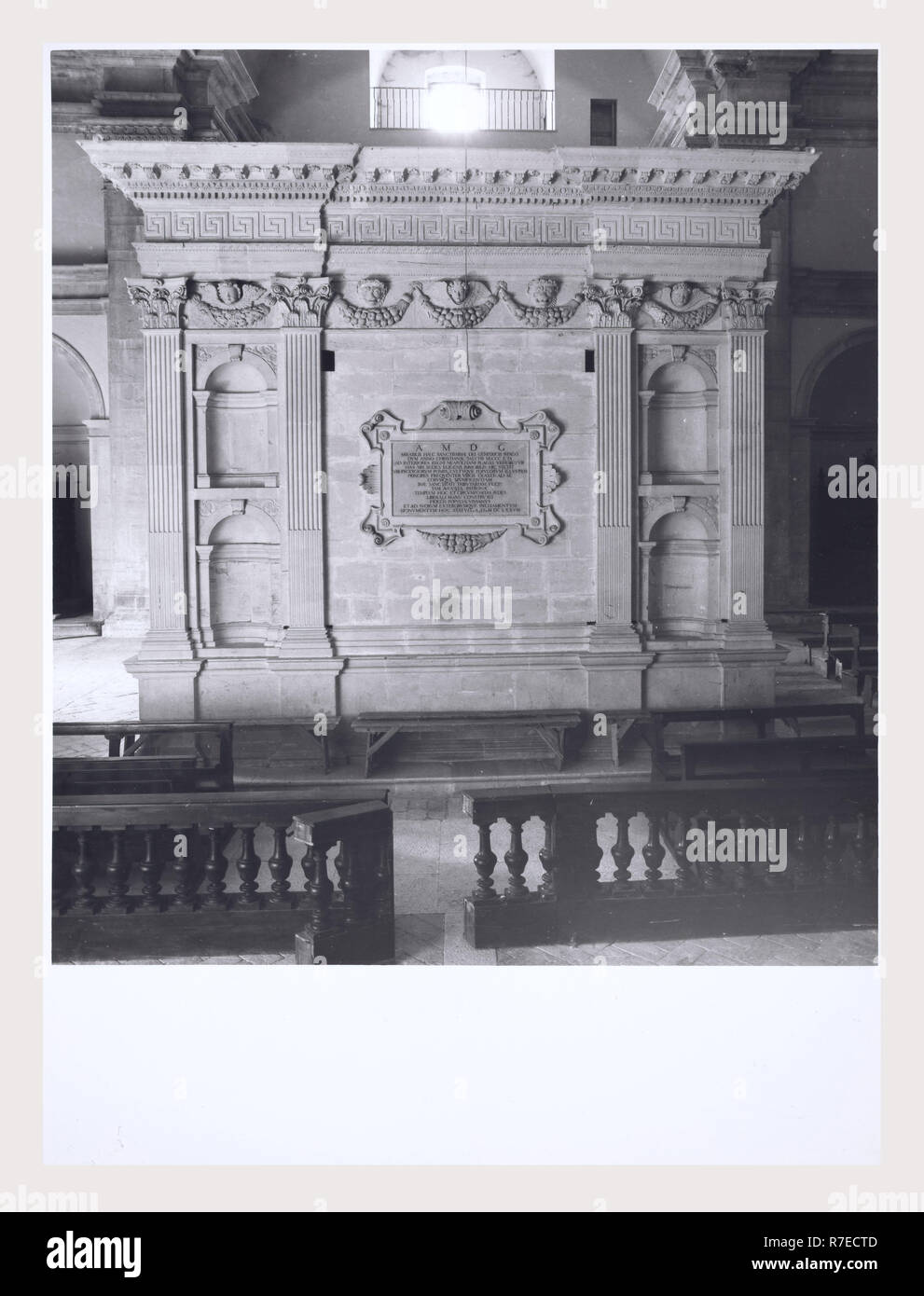 Marken Macerata Visso Santuario di Macereto, dies ist mein Italien, die italienische Land der visuellen Geschichte, Exterieur Fotos von Tempel und andere Gebäude in das Heiligtum komplex. Tempel ist im Stil von Bramante, sondern wurde von Giovanni Battista da Lugano konzipiert. Es gibt viele Fotos von den äußeren architektonischen Details. Innenraum Fotos zeigen die Gewölbe und Kuppel sowie die 'Tempietto" oder baldacchino im klassischen Stil, Unter der Kuppel steht. Stockfoto