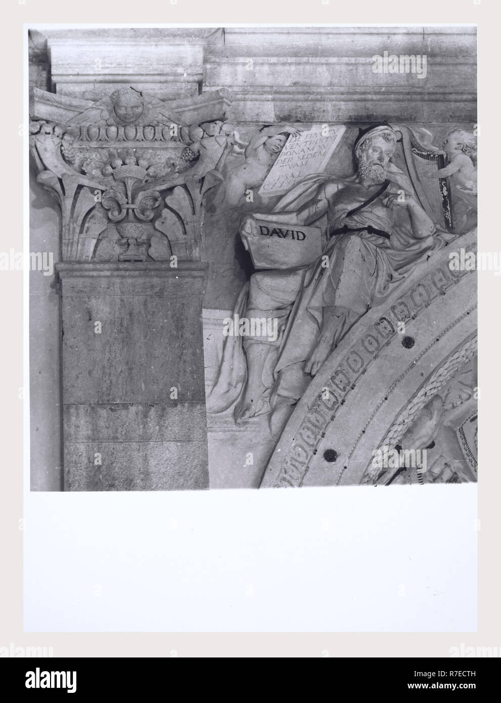 Marken Macerata Visso Santuario di Macereto, dies ist mein Italien, die italienische Land der visuellen Geschichte, Exterieur Fotos von Tempel und andere Gebäude in das Heiligtum komplex. Tempel ist im Stil von Bramante, sondern wurde von Giovanni Battista da Lugano konzipiert. Es gibt viele Fotos von den äußeren architektonischen Details. Innenraum Fotos zeigen die Gewölbe und Kuppel sowie die 'Tempietto" oder baldacchino im klassischen Stil, Unter der Kuppel steht. Stockfoto