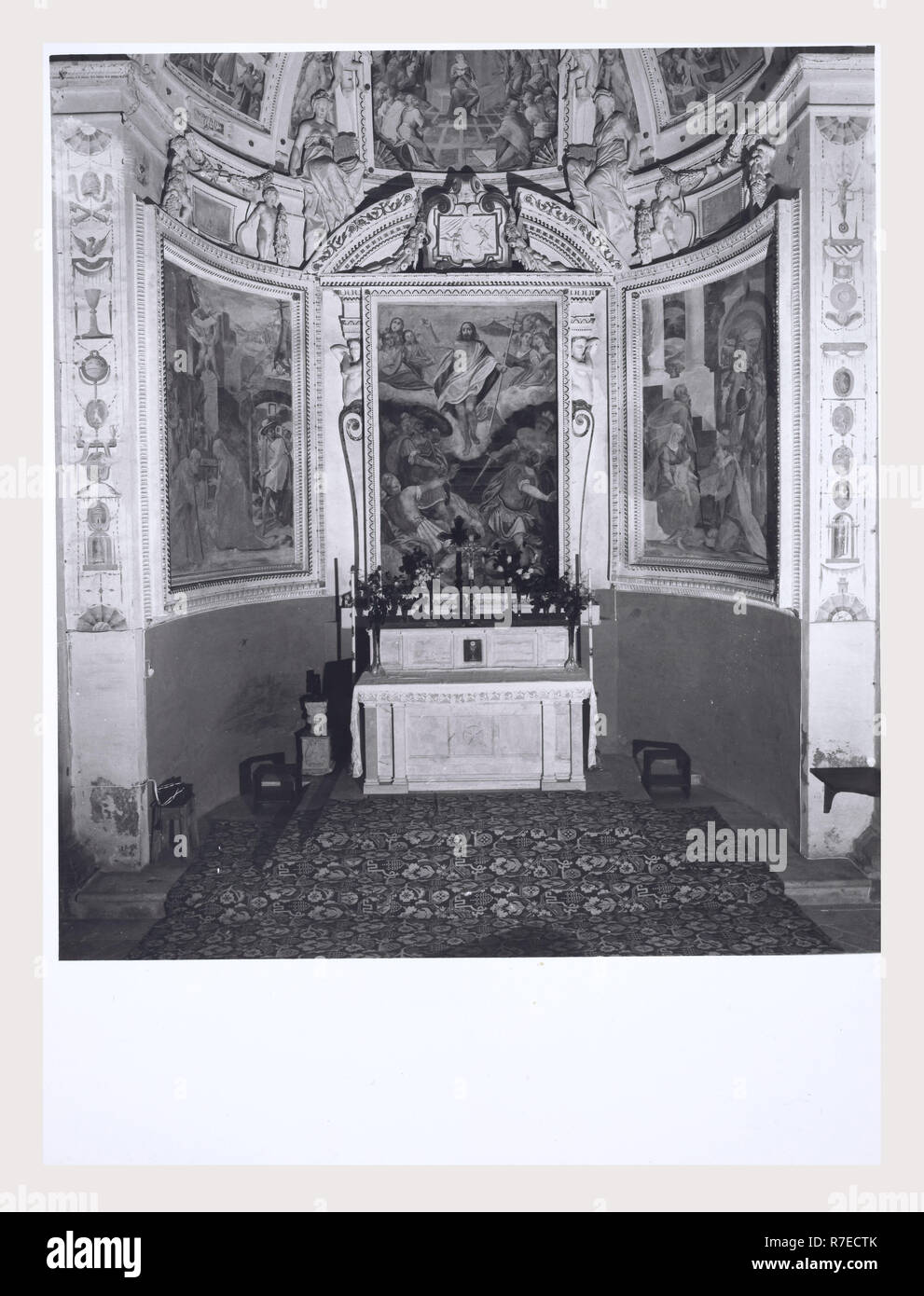 Marken Macerata Visso Santuario di Macereto, dies ist mein Italien, die italienische Land der visuellen Geschichte, Exterieur Fotos von Tempel und andere Gebäude in das Heiligtum komplex. Tempel ist im Stil von Bramante, sondern wurde von Giovanni Battista da Lugano konzipiert. Es gibt viele Fotos von den äußeren architektonischen Details. Innenraum Fotos zeigen die Gewölbe und Kuppel sowie die 'Tempietto" oder baldacchino im klassischen Stil, Unter der Kuppel steht. Stockfoto