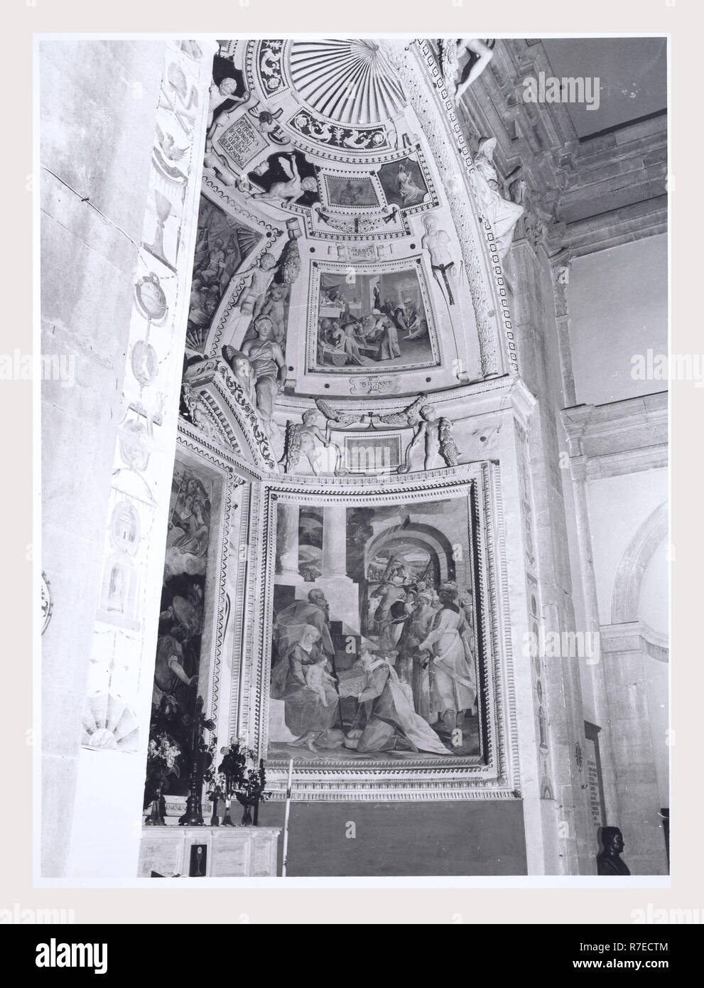 Marken Macerata Visso Santuario di Macereto, dies ist mein Italien, die italienische Land der visuellen Geschichte, Exterieur Fotos von Tempel und andere Gebäude in das Heiligtum komplex. Tempel ist im Stil von Bramante, sondern wurde von Giovanni Battista da Lugano konzipiert. Es gibt viele Fotos von den äußeren architektonischen Details. Innenraum Fotos zeigen die Gewölbe und Kuppel sowie die 'Tempietto" oder baldacchino im klassischen Stil, Unter der Kuppel steht. Stockfoto