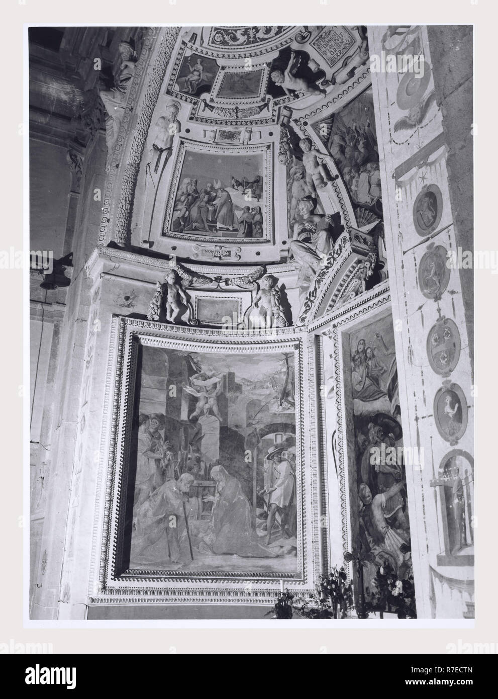 Marken Macerata Visso Santuario di Macereto, dies ist mein Italien, die italienische Land der visuellen Geschichte, Exterieur Fotos von Tempel und andere Gebäude in das Heiligtum komplex. Tempel ist im Stil von Bramante, sondern wurde von Giovanni Battista da Lugano konzipiert. Es gibt viele Fotos von den äußeren architektonischen Details. Innenraum Fotos zeigen die Gewölbe und Kuppel sowie die 'Tempietto" oder baldacchino im klassischen Stil, Unter der Kuppel steht. Stockfoto