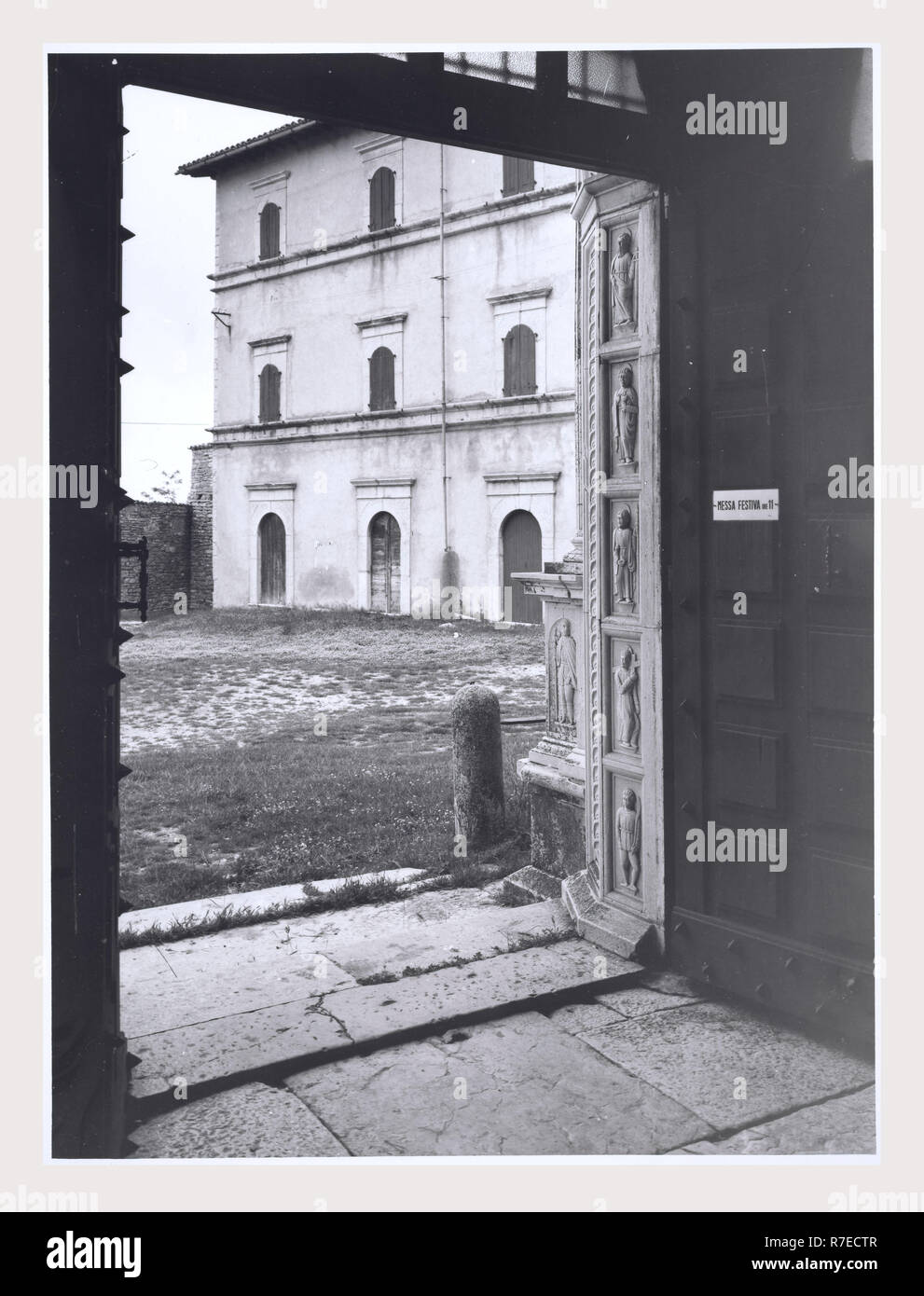 Marken Macerata Visso Santuario di Macereto, dies ist mein Italien, die italienische Land der visuellen Geschichte, Exterieur Fotos von Tempel und andere Gebäude in das Heiligtum komplex. Tempel ist im Stil von Bramante, sondern wurde von Giovanni Battista da Lugano konzipiert. Es gibt viele Fotos von den äußeren architektonischen Details. Innenraum Fotos zeigen die Gewölbe und Kuppel sowie die 'Tempietto" oder baldacchino im klassischen Stil, Unter der Kuppel steht. Stockfoto