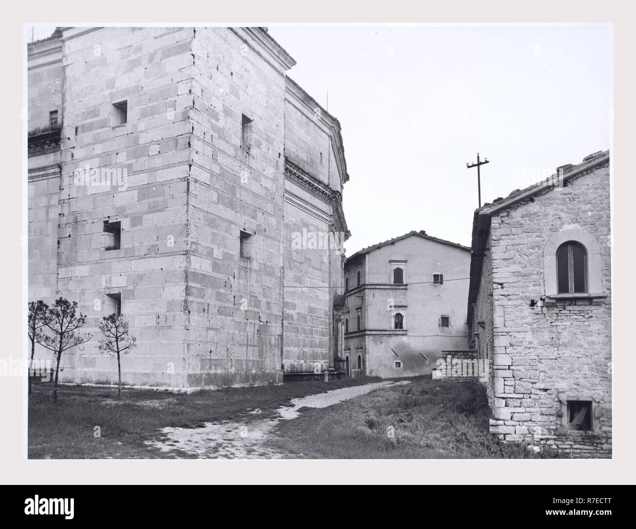 Marken Macerata Visso Santuario di Macereto, dies ist mein Italien, die italienische Land der visuellen Geschichte, Exterieur Fotos von Tempel und andere Gebäude in das Heiligtum komplex. Tempel ist im Stil von Bramante, sondern wurde von Giovanni Battista da Lugano konzipiert. Es gibt viele Fotos von den äußeren architektonischen Details. Innenraum Fotos zeigen die Gewölbe und Kuppel sowie die 'Tempietto" oder baldacchino im klassischen Stil, Unter der Kuppel steht. Stockfoto