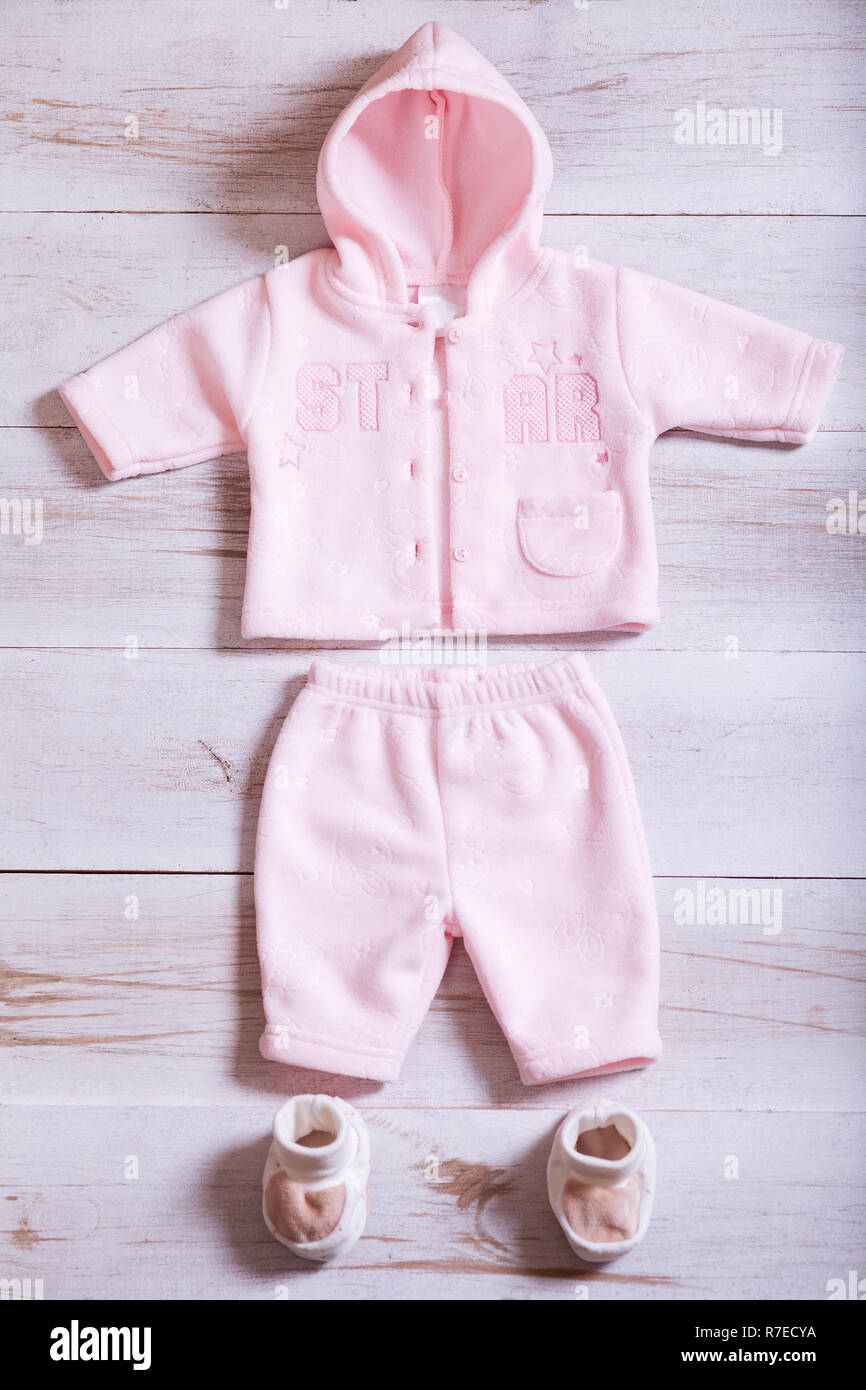 Baby Kleidung und Accessoires auf weißem Hintergrund Holz Tisch, rosa Kind  neugeborene Mode Bekleidung für Mädchen, moderne kid Kind Kleinkind fleece  Haube einstellen Stockfotografie - Alamy