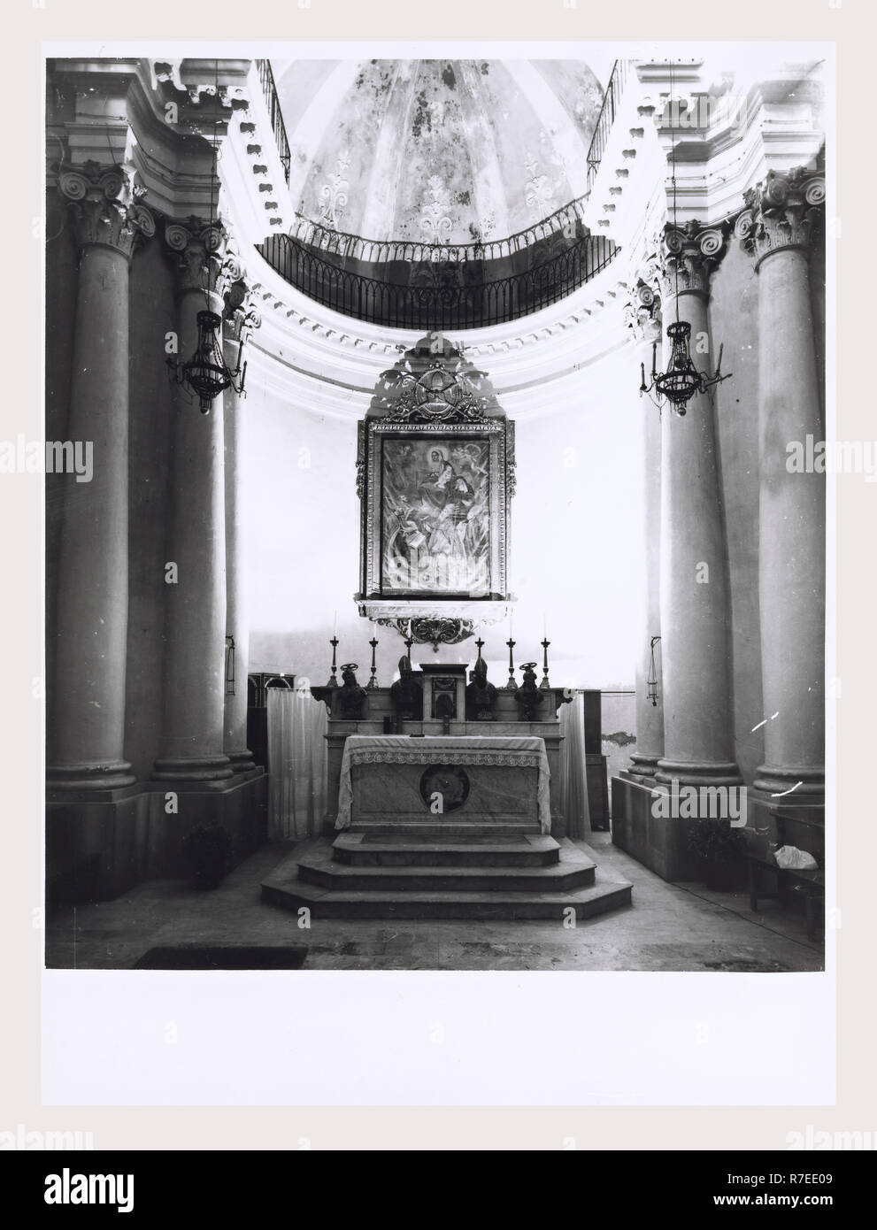 Abruzzen Pescara Teramo S. Agostino, dies ist mein Italien, die italienische Land des Visual History, Blick auf die barocke Fassade im 19. Jahrhundert gebaut. Allgemeine Ansichten des Innenraums gehören ein Organ, Dome, Kanzel, zwei steinerne Seitenaltäre, Beichtstühle, und Wandmalereien. Die Abdeckung emaphasizes der Altar aus dem 16. Jahrhundert, das ist Silber und zeigt eine Szene des Letzten Abendmahls. In der Kapelle sind Fresken der vier Evangelisten in der Kuppel Zwickeln, einem Deckenfresko und Wandmalereien. Stockfoto