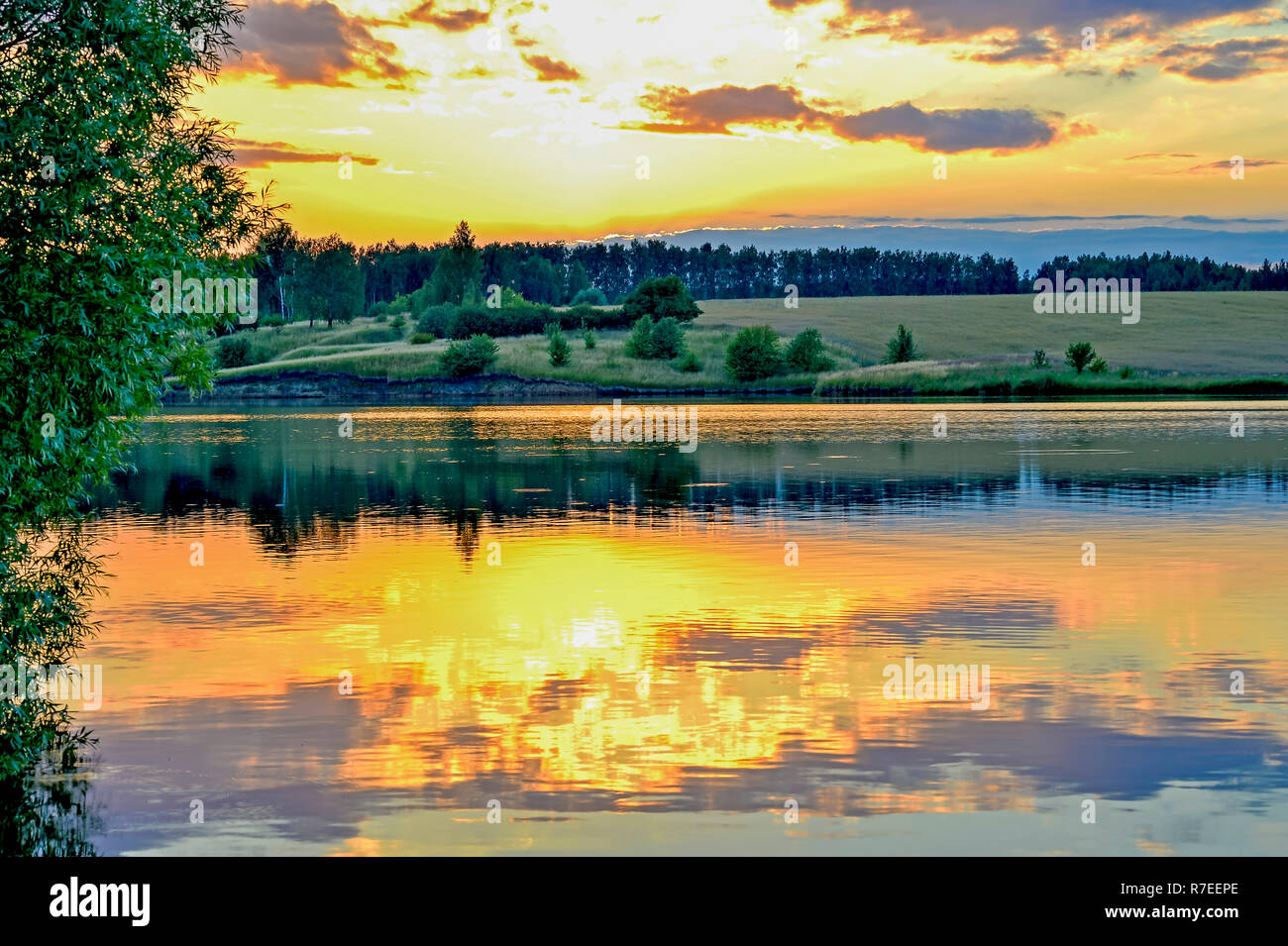 Abend Landschaft Bildschirmschoner Auf Den See Mit Dem Spiegelbild Im Wasser Des Abends Himmel Mit Sonne Gefullt Hintergrund Stockfotografie Alamy