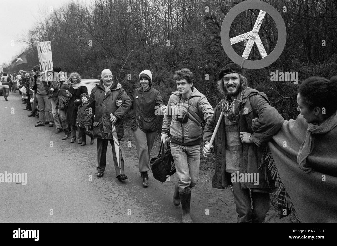 Anti-AKW und CND Unterstützer bilden eine Menschenkette außerhalb Greenham Common US Air Force Base, Berkshire, Karfreitag 1983. Stockfoto