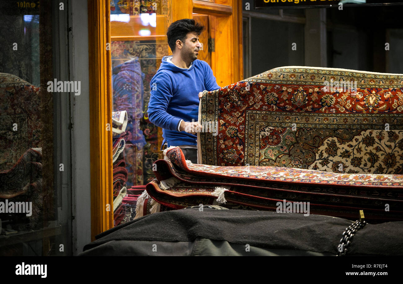 (181209) - Teheran, Dez. 9, 2018 (Xinhua) -- ein Mann ordnet handgewebte Teppiche an einem alten Teppich Basar in der Innenstadt von Teheran, Iran am Dez. 8, 2018. Iran exportiert 176 Millionen US-Dollar im Wert von Hand - Teppiche in den ersten sieben Monaten des aktuellen iranischen Jahr gewebt (21. März-Okt. 22), die eine um 20 Prozent im Vergleich mit dem entsprechenden Zeitraum des letzten Jahres, Eghtesadonline News Website am Dez. 4, 2018 berichtet. (Xinhua / Ahmad Halabisaz) (yy) Stockfoto