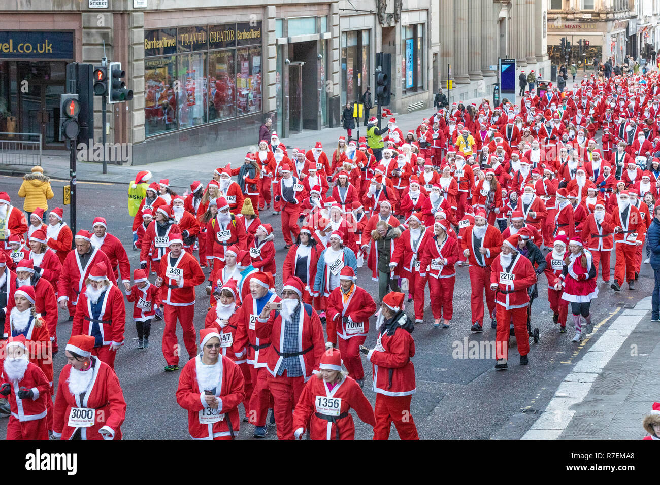 Über 8000 Menschen nehmen an der Glasgow Santa Dash 2018. Läufer aus George Square Set um 10 Uhr. Die Straßen sind im Zentrum der Stadt wie ein Meer von Santa's geschlossen machen sich auf den Weg entlang der 5-km-Strecke. Die Charity Veranstaltung Kapital für die beatson Krebs Liebe. Stockfoto