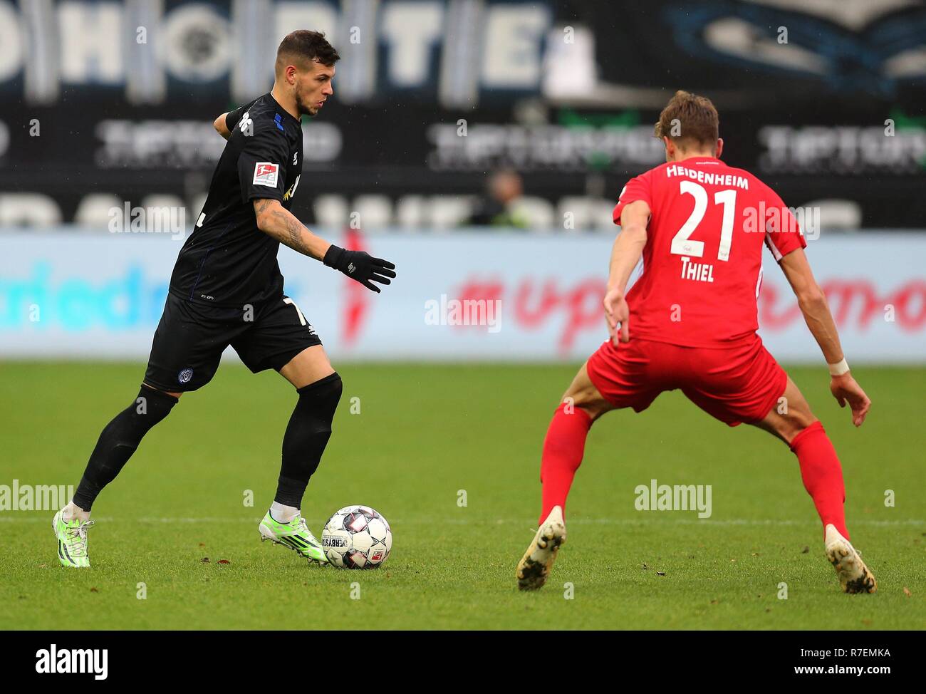 Heidenheim, Deutschland. 08 Dez, 2018. firo: 08.12.2018, Fuvuball, 2.Bundesliga, Saison 2018/2019, 1.FC Heidenheim - MSV Duisburg 4:1, Andreas Wiegel, MSV Duisburg, Duisburg, MSV, Maximilian Thiel, 1. FC Heidenheim, Heidenheim, ganze Zahl, Duellen | Verwendung der weltweiten Kredit: dpa/Alamy leben Nachrichten Stockfoto