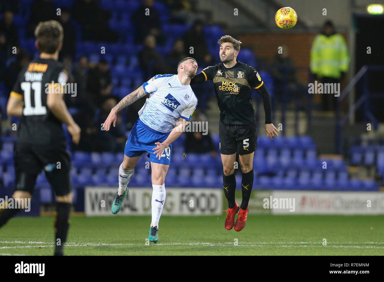 Birkenhead/Großbritannien. 8. Dez 2018. Cole Stockton der Tranmere Rovers (l) und Greg Taylor von Cambridge United springen für den Ball. EFL Skybet Fußball-Liga zwei übereinstimmen, Tranmere Rovers v Cambridge Utd in Prenton Park, Birkenhead, Wirral am Samstag, den 8. Dezember 2018. Dieses Bild dürfen nur für redaktionelle Zwecke verwendet werden. Nur die redaktionelle Nutzung, eine Lizenz für die gewerbliche Nutzung erforderlich. Keine Verwendung in Wetten, Spiele oder einer einzelnen Verein/Liga/player Publikationen. pic von Chris Stading/Andrew Orchard sport Fotografie/Alamy leben Nachrichten Stockfoto