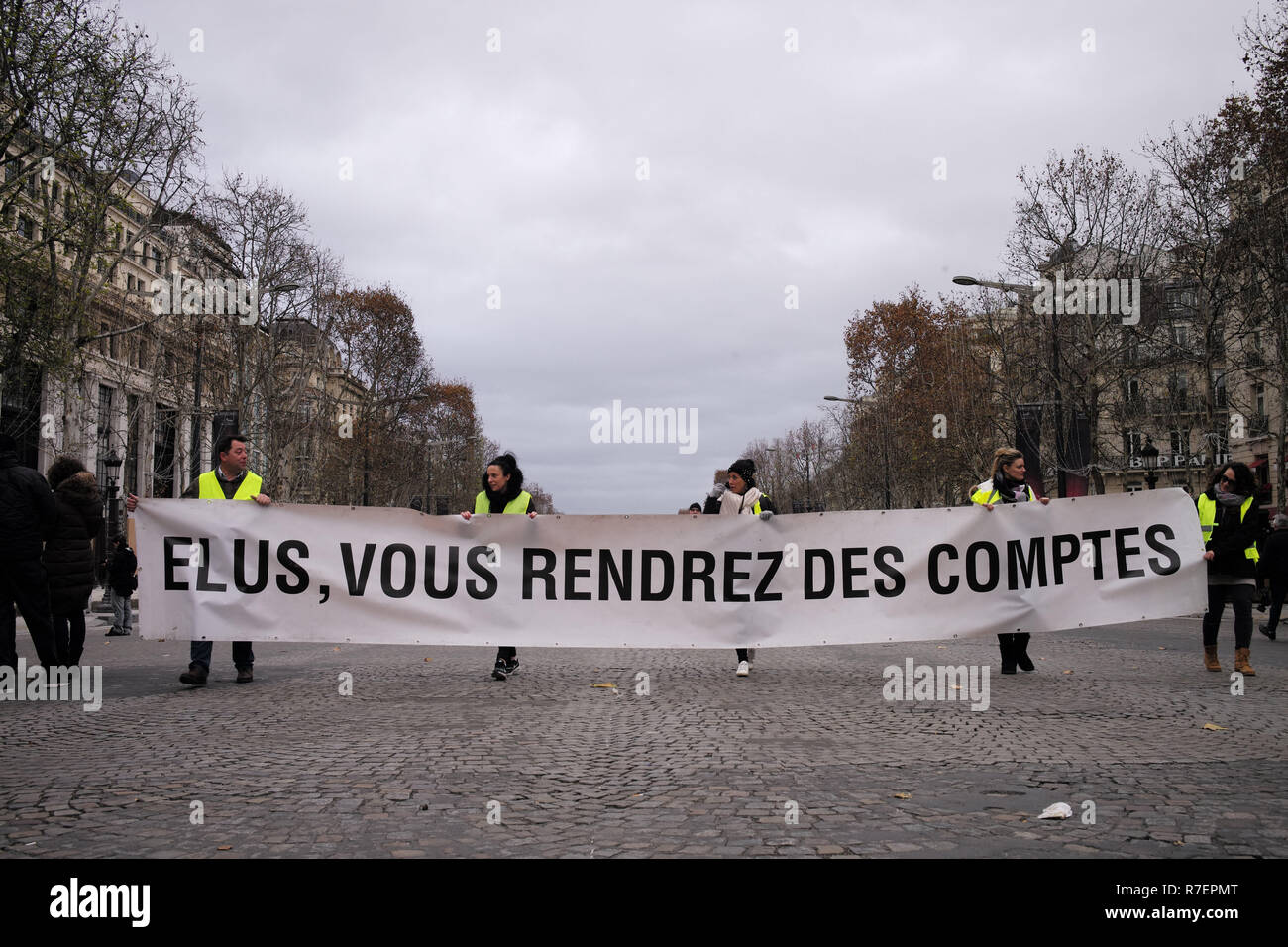 Paris, Frankreich. 8. Dez 2018. Die Demonstranten sind Wandern, ihre Zeichen angezeigt' gewählt, sie wird 'Credit: Roger Ankri/Alamy leben Nachrichten Stockfoto