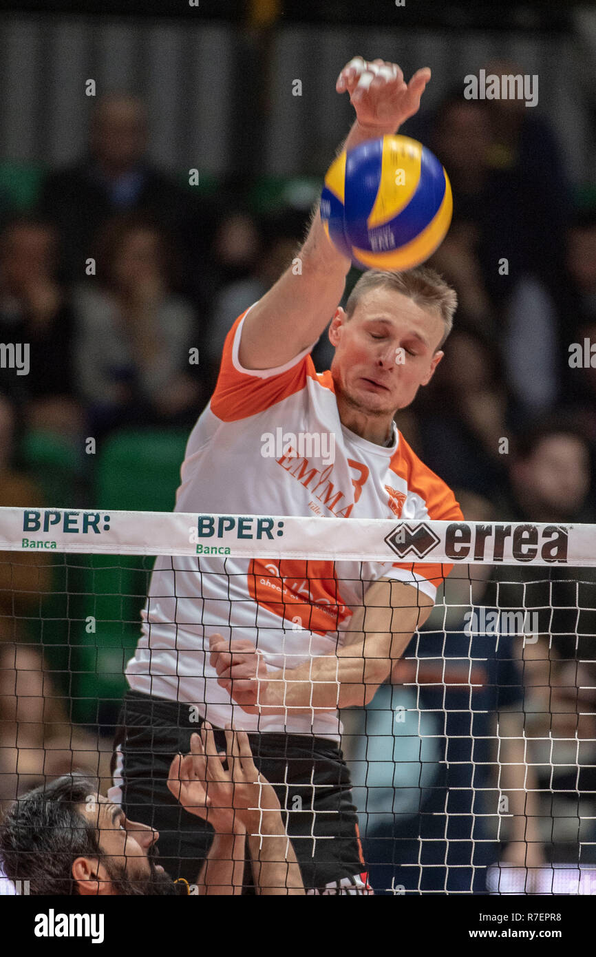 Modena, Italien. 8. Dez 2018. Jurij Gladyr von Siena in der Italienischen Männer Volleyball Liga Serie A1 (SuperLega UnipolSai) Match zwischen Modena Volley und Emma Villen Siena am PalaPanini in Modena, Italien, 8. Dezember 2018. Credit: Enrico Calderoni/LBA SPORT/Alamy leben Nachrichten Stockfoto